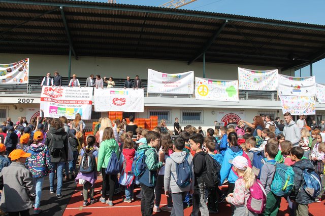 Am Ende der Veranstaltung gab es für die Schüler noch eine kleine Stärkung: Laugengebäck in Form eines Paragraphen. | Foto: mak