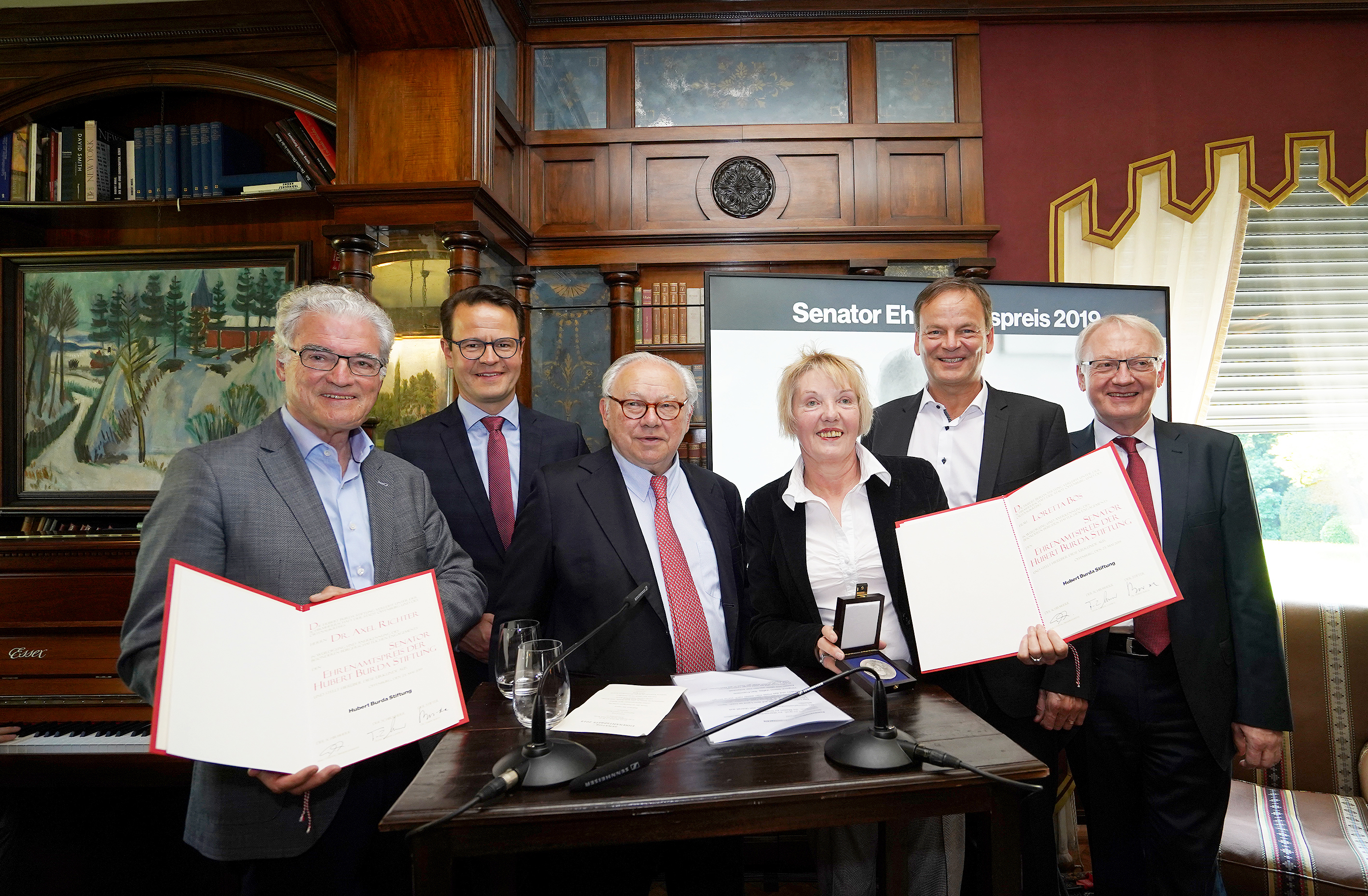 Senator-Ehrenamtspreis: Sonderpreisträger Dr. Axel Richter (v. l.), Schirmherr Oberbürgermeister Marco Steffens, Hubert Burda, Preisträgerin Loretta Bös, Schirmherr Landrat Frank Scherer, Heinz Spengler, Vertreter der Hubert Burda Stiftung