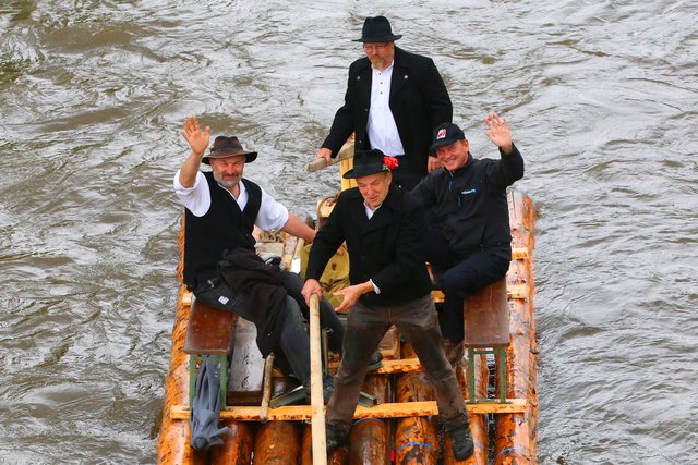 Thomas Kipp (vorne, v. l. n. r.), Erwin Wolber, Landrat Frank sowie (hinten) Holger Wöhrle bei der Floßfahrt auf der Kinzig. | Foto: Landratsamt