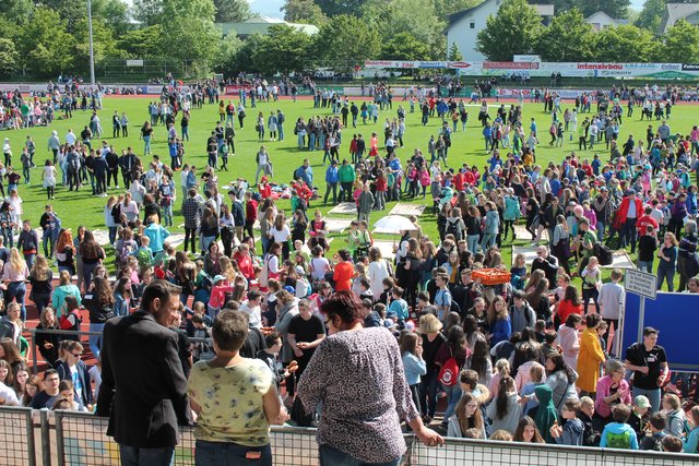 Fast 3.500 Schüler versammelten sich im Stadion. | Foto: mak