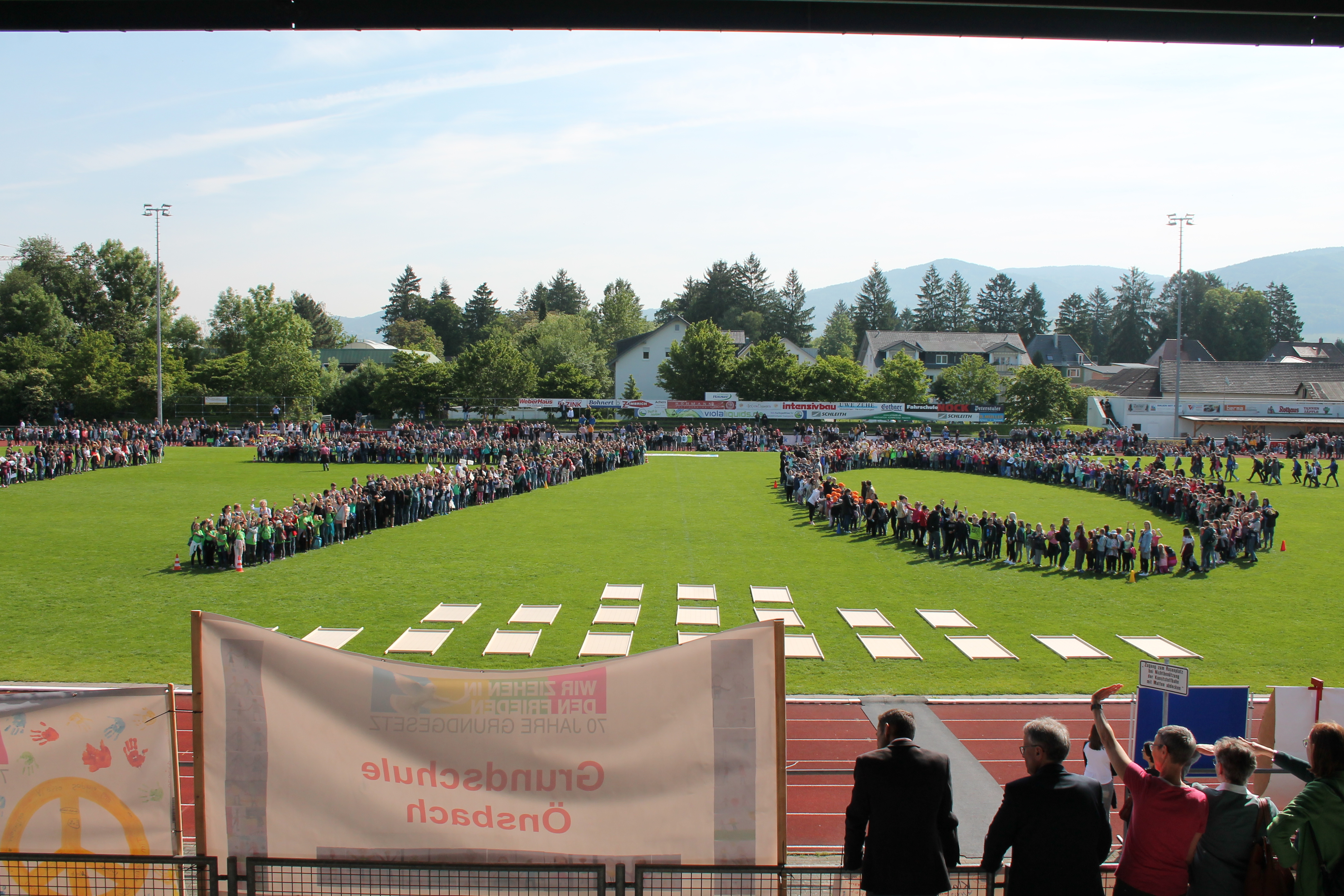 Die Grundschüler Acherns bildeten die Zahl 70 auf dem Rasen des Stadions anlässlich des 70. Jahrestages der Verabschiedung des Grundgesetzes.