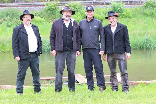 Landrat und Flößer (v. l. n. r.): Holger Wöhrle, Thomas Kipp, Landrat Frank Scherer und Erwin Wolber freuten sich über eine gelungene Floßfahrt und den Austausch zur historischen Gestörflößerei. | Foto: Landratsamt