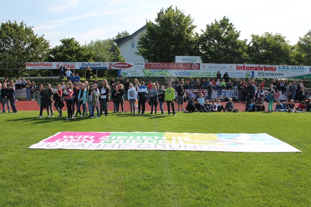 Rund 3.500 Achener Schüler versammelten sich unter dem Motto "Wir ziehen in den Frieden" im Hornisgrindestadion, um für Demokratie zu demonstrieren. | Foto: mak