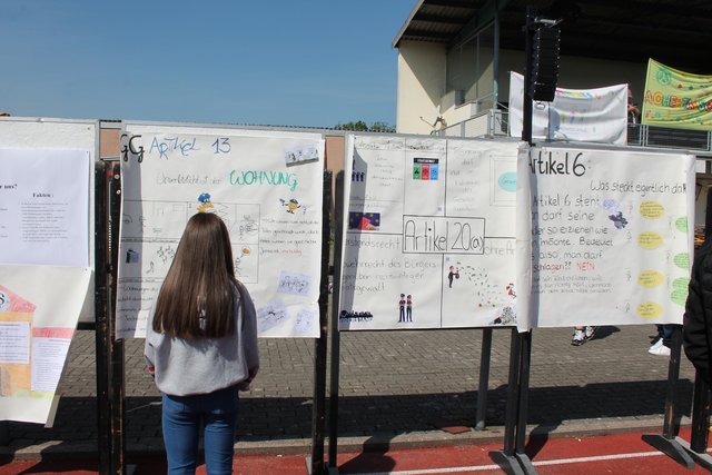 Die Schüler erinnern an die ersten 20 Artikel des Grundgesetzes auf eigens gestalteten Tafeln. | Foto: mak