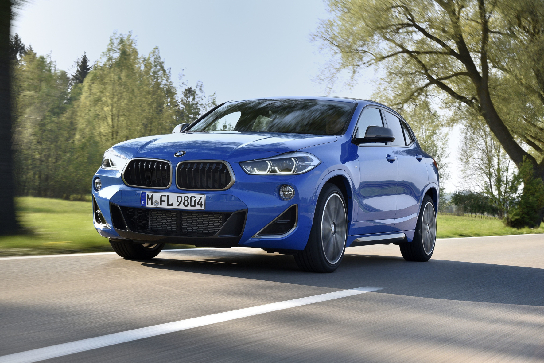 Leicht tiefergelegt: Der M35i ist das neue Spitzenmodell in der X2-Baureihe.