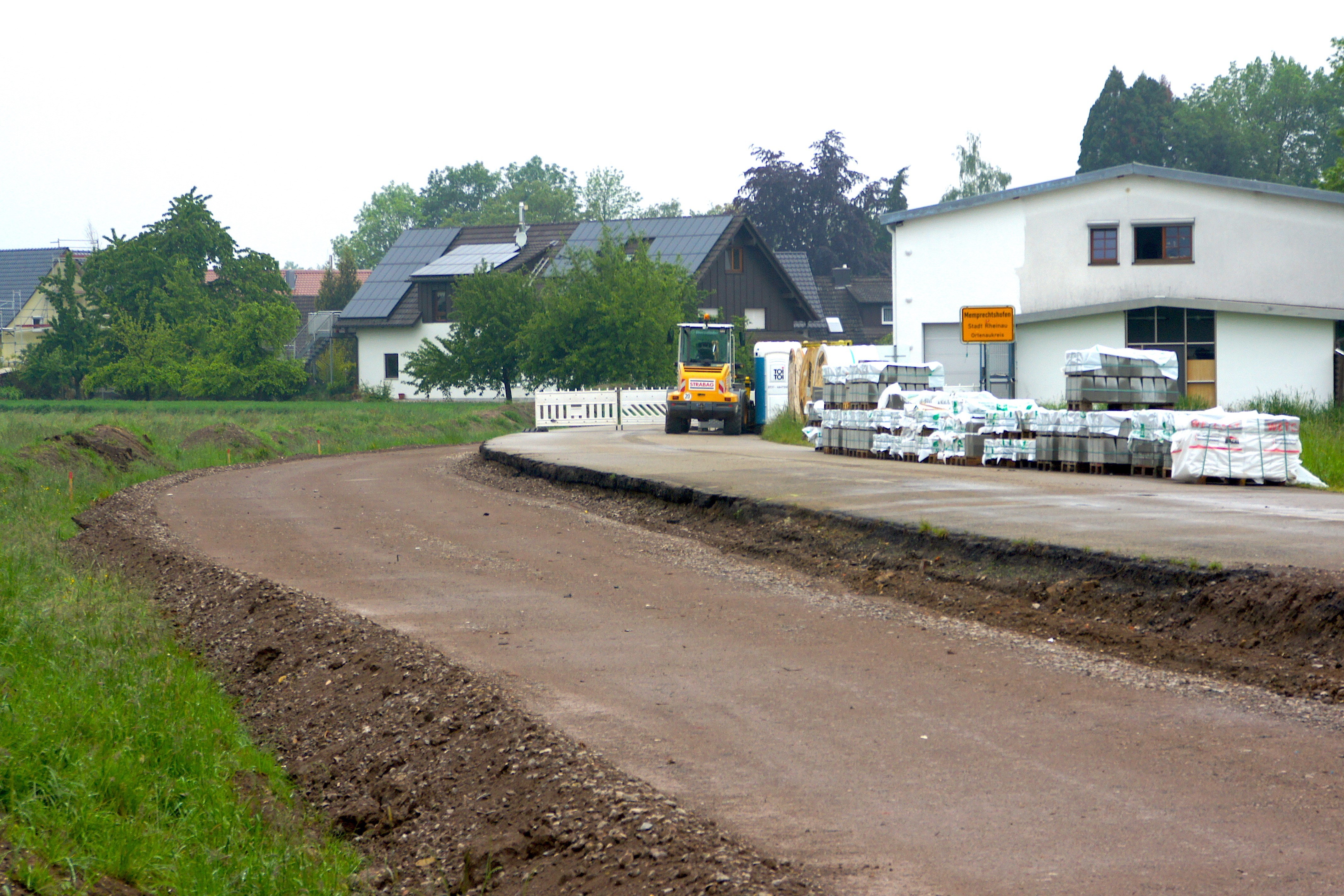 Am Ortseingang von Memprechtshofen wird eine der beiden Querungshilfen gebaut und auch die Radwegtrasse ist bereits zu erkennen.