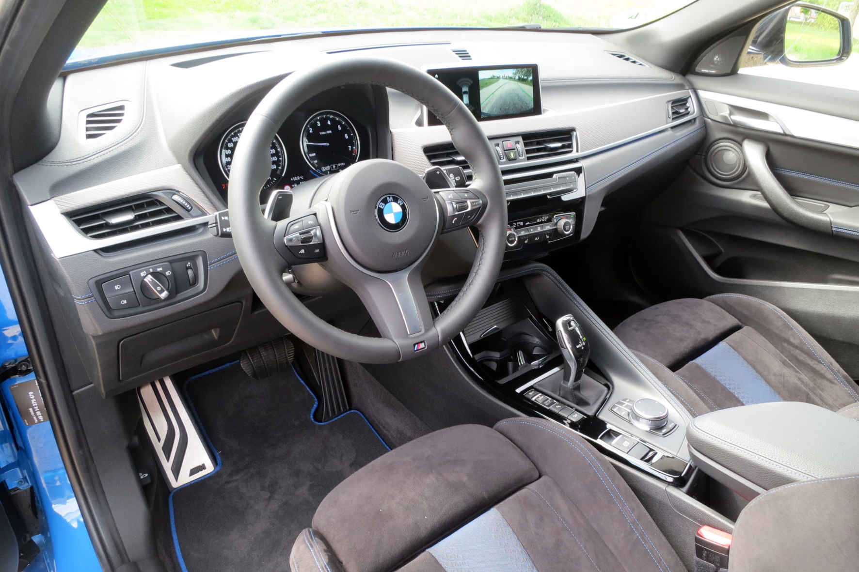 Viel normaler X2 mit speziellen M35i-Zutaten: das Interieur des Neuzugangs.