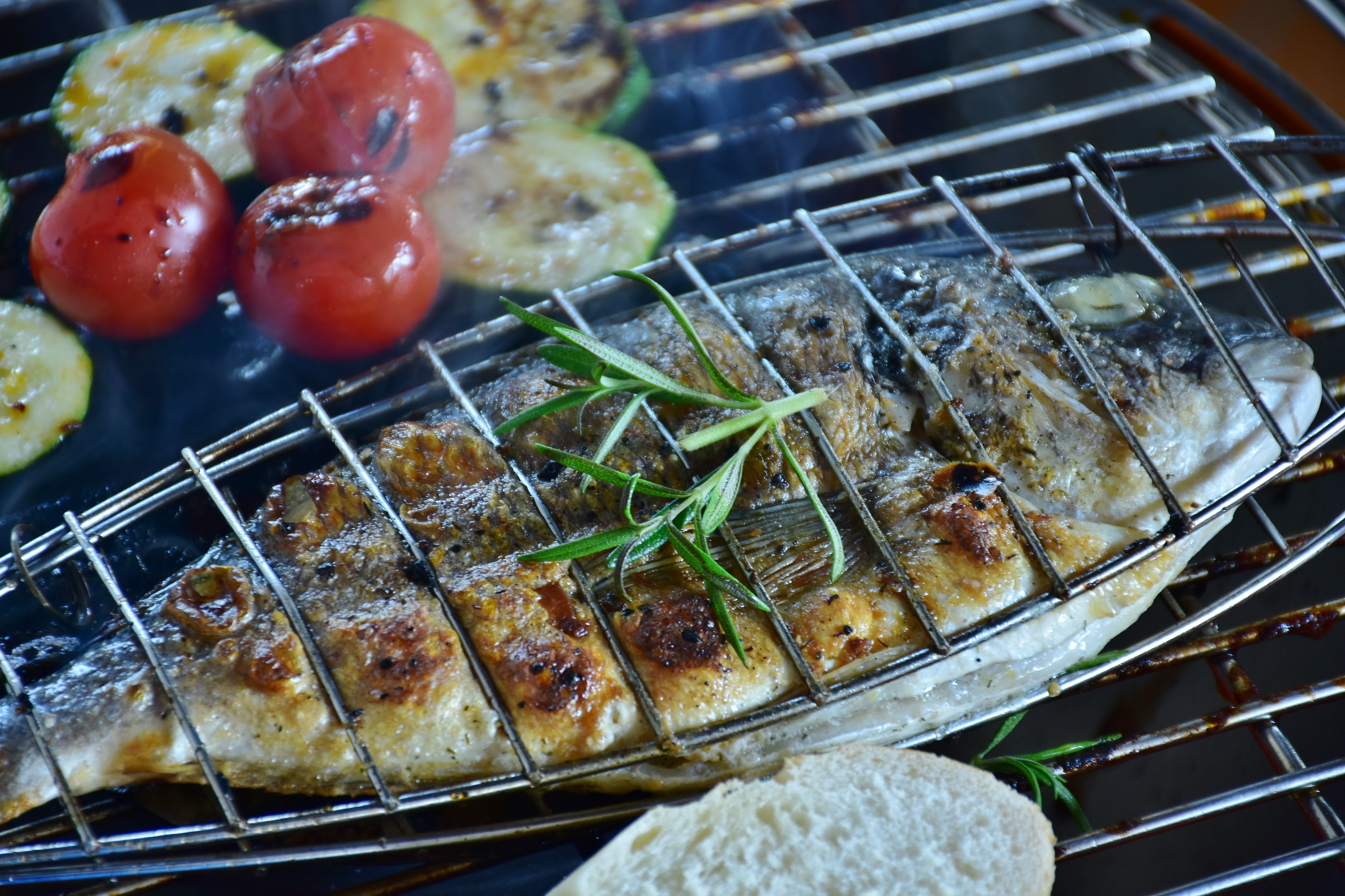 Dorade lässt sich gut im Ganzen, gewürzt mit Kräutern, auf dem Grill zubereiten.