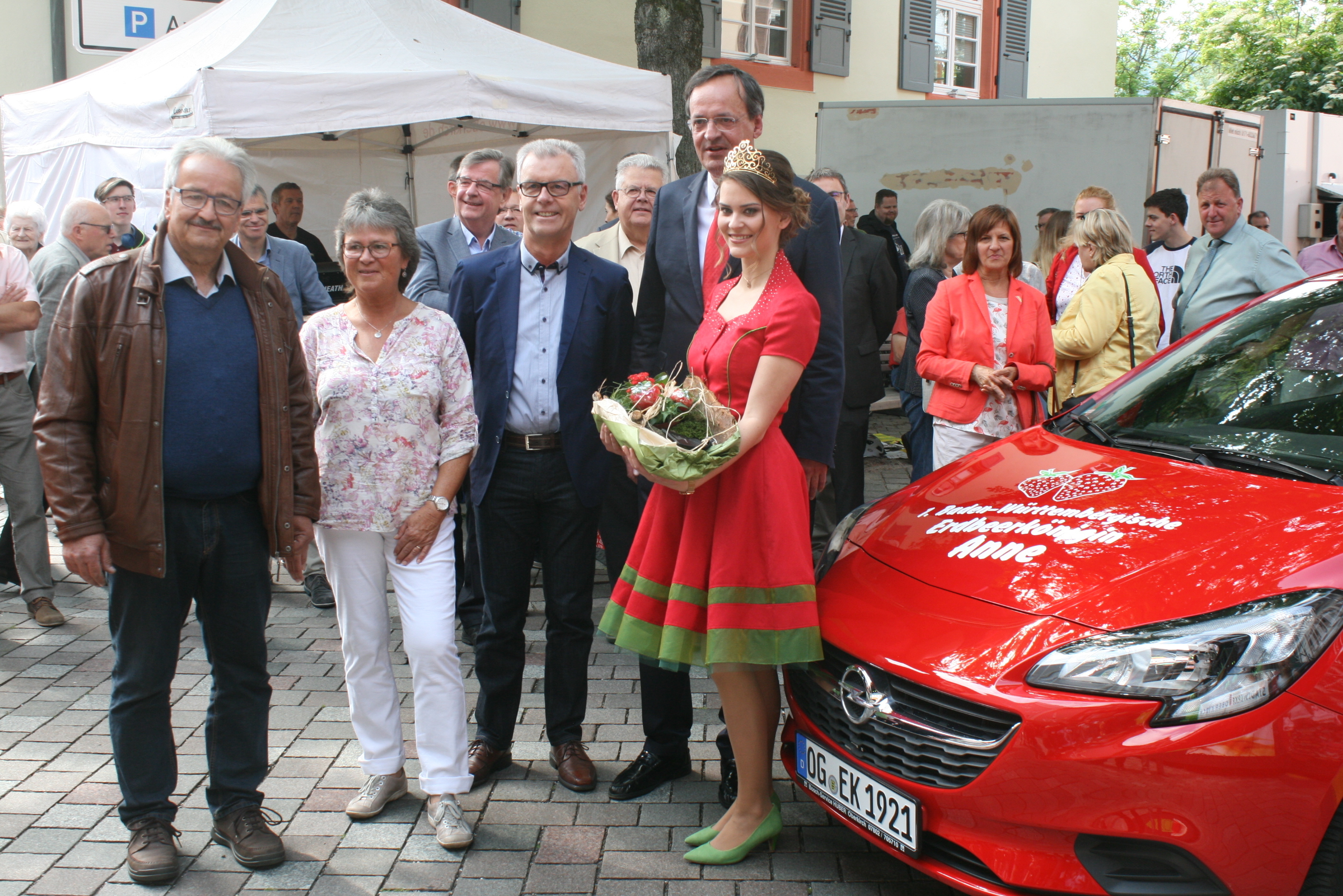 OB Matthias Braun, Erdbeerköniging Anne Obrecht (rechts) und Sponsoren