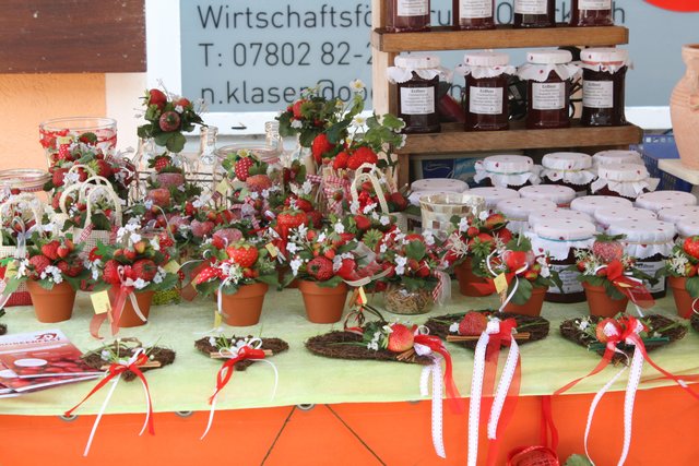 Erdbeeren in Töpfen und Gläsern | Foto: rek