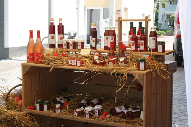 Auch in Flaschen können Erdbeeren gefallen. | Foto: rek