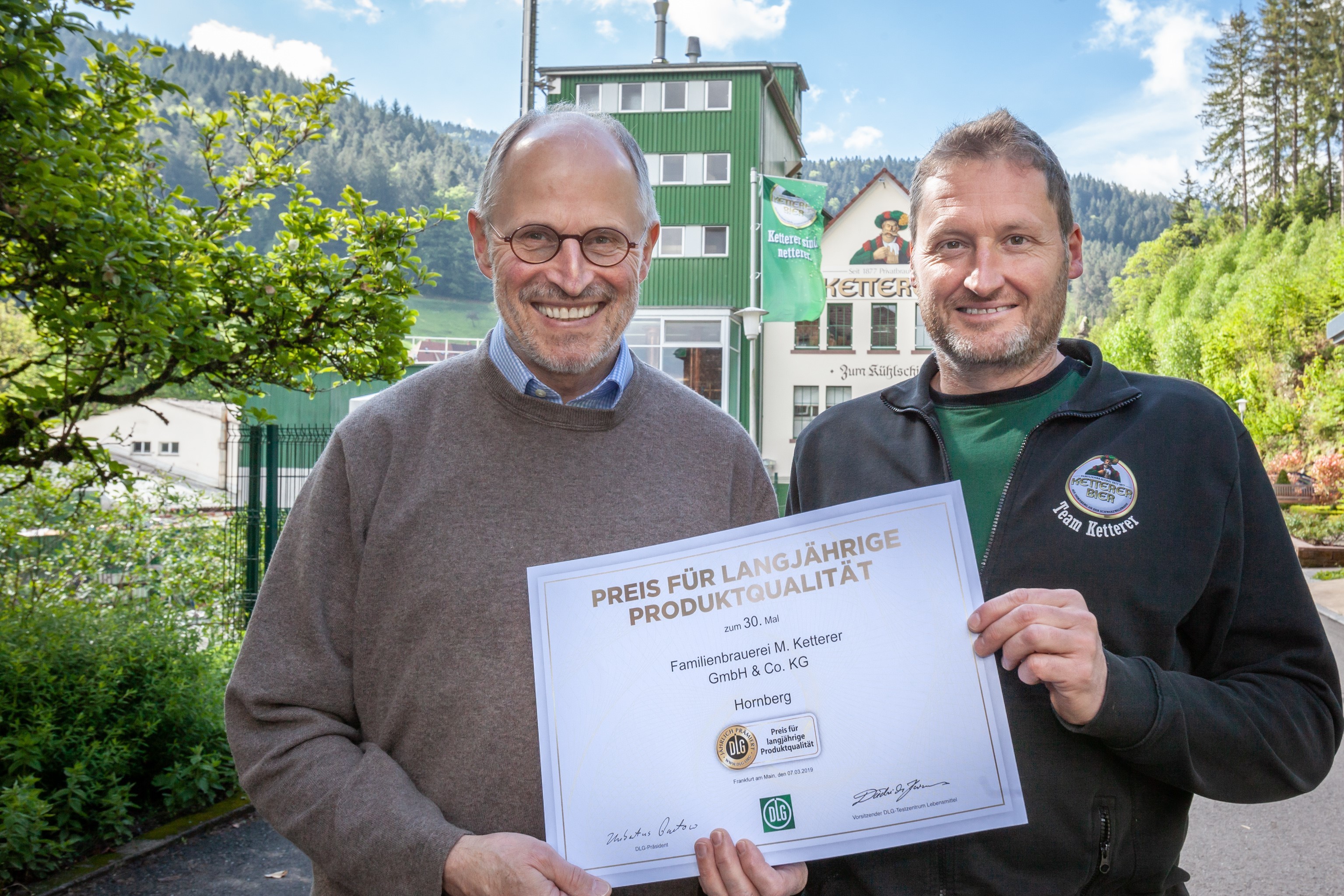 Geschäftsführer Michael Ketterer (links) und Diplom-Braumeister Klaus Vogt freuen sich über die 30. Auszeichnung mit dem Preis für langjährige Produktqualität.