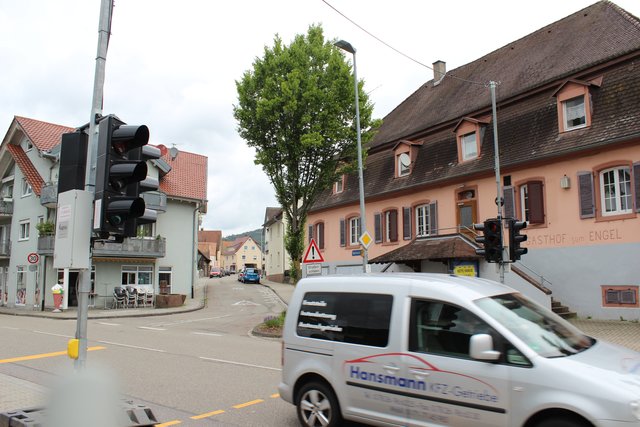 Auf dem Weg zur Sporthalle müssen die Schüler einmal an der provisorischen Fußgängerampel über die Hauptstraße.