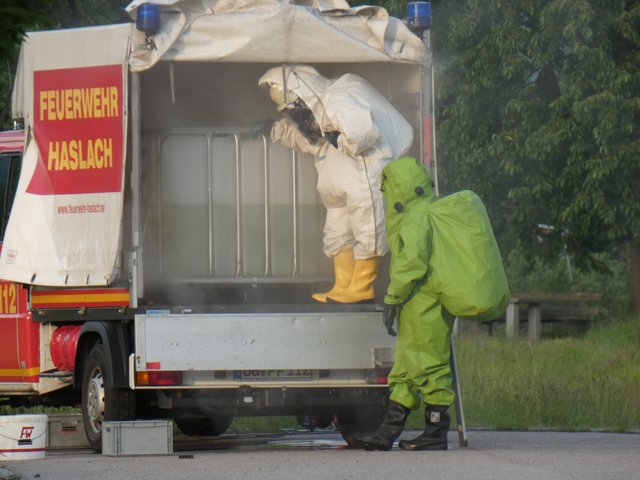 Angriffstrupp bei der Leckabdichtung