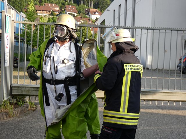 Ausrüsten mit Chemikalienschutzanzug