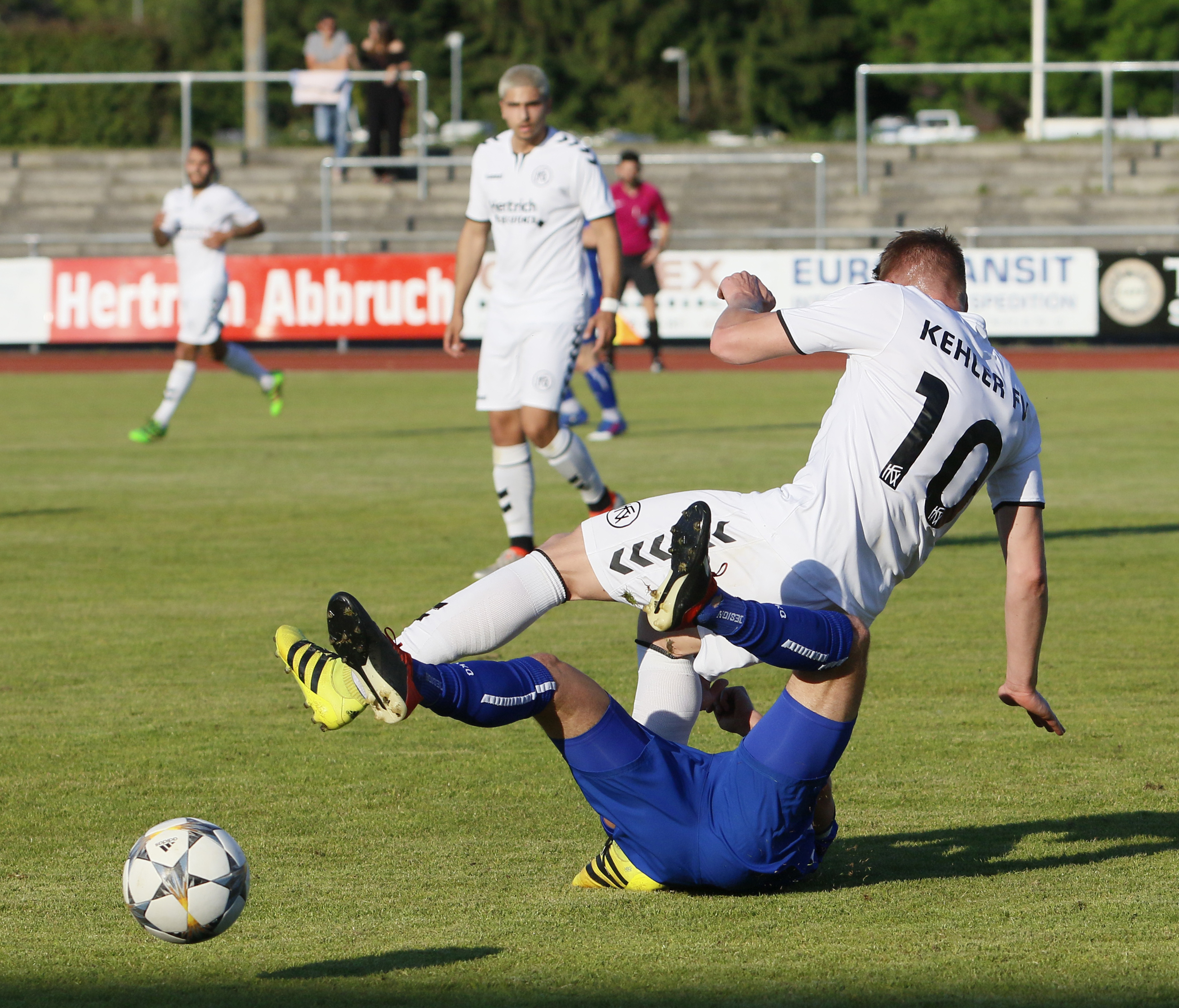 Kehls Kevin Sax (weißes Trikot) wird unsanft gebremst.