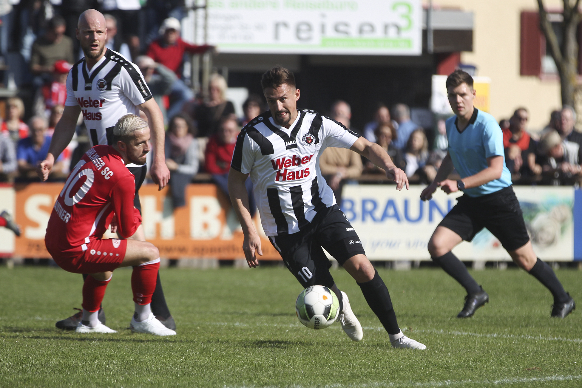 Der Linxer Adrian Vollmer (am Ball) erzielte gegen den FC 08 Villingen zum Saisonabschluss zwei Tore.