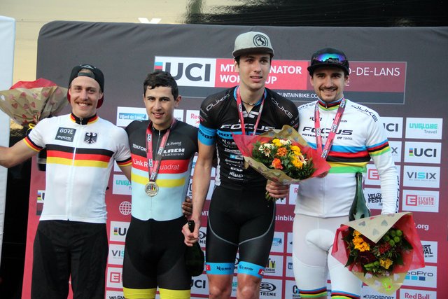 Felix Klausmann: Umrahmt vom deutschen Meister Simon Gegenheimer (links) und dem Weltmeister Titouan Perrin Ganier (Frankreich). | Foto: Alfred Klausmann