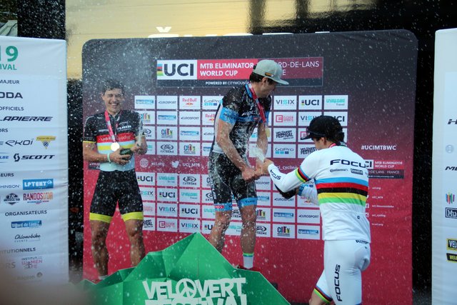 Ausgelassen Freude. Felix Klausmann feier sein bisher bestes Weltcup-Resultat. | Foto: Alfred Klausmann