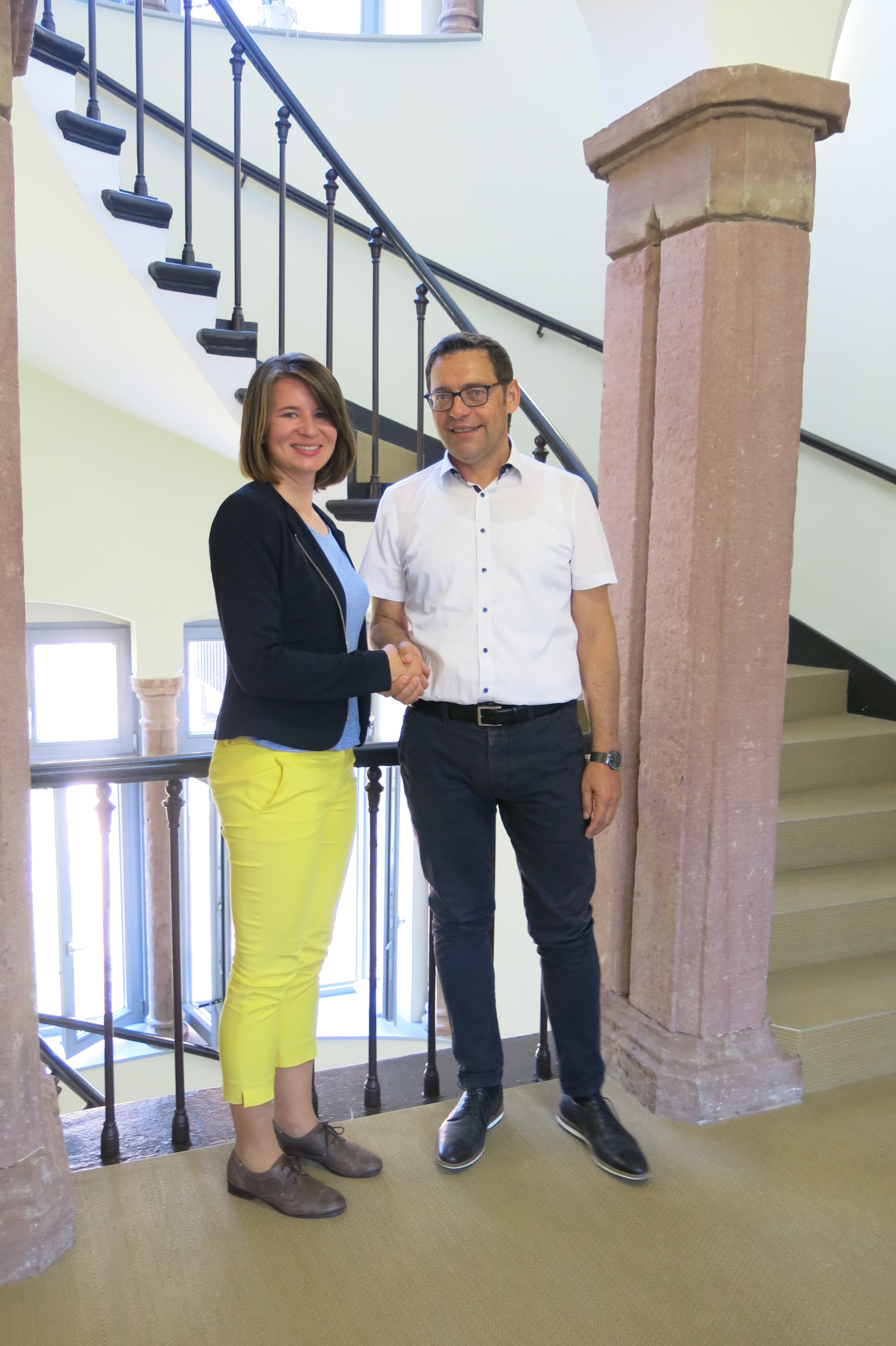 Franziska Möker beim Begrüßungsgespräch mit Oberbürgermeister Klaus Muttach.