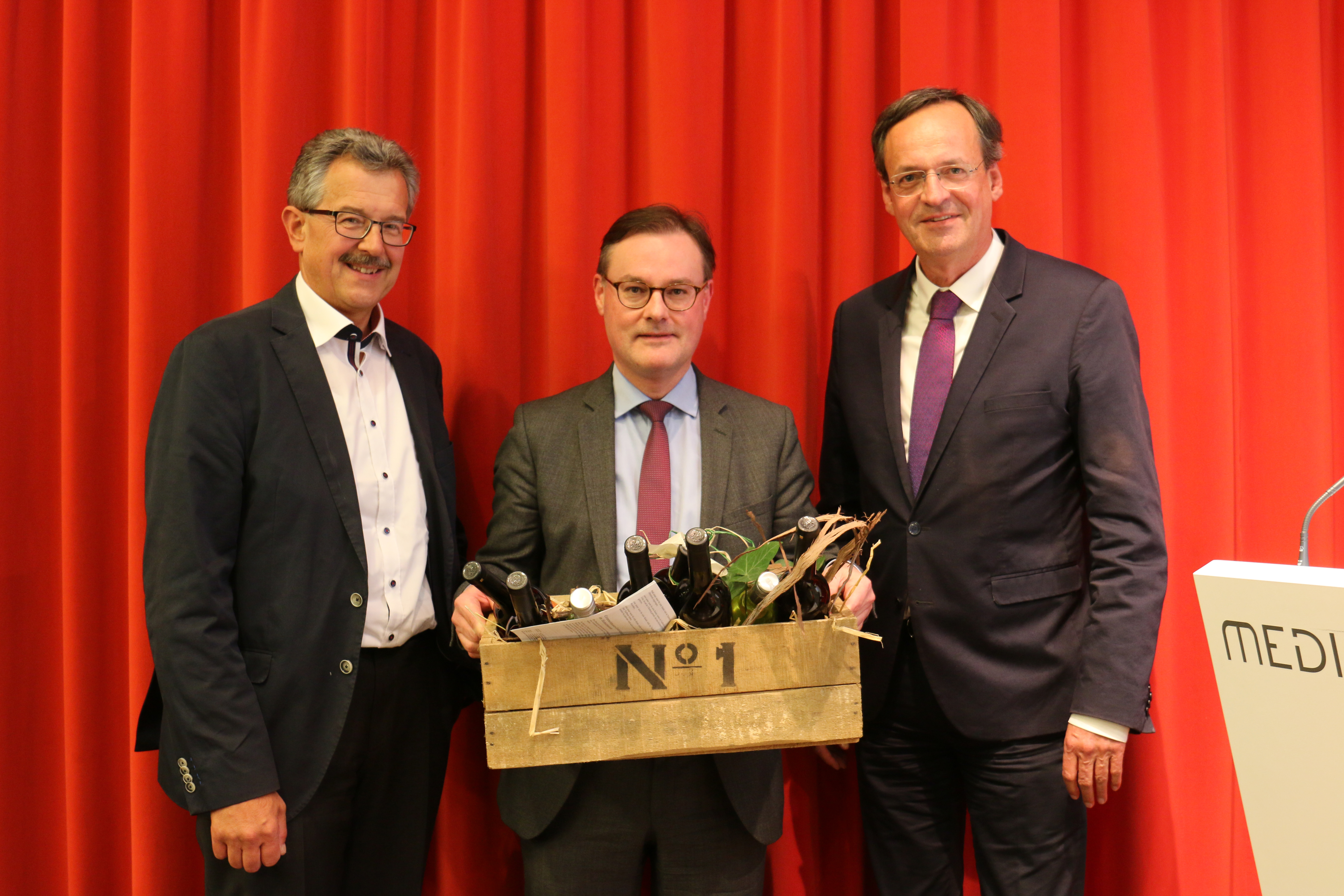 Joachim Just (l.), Vorsitzender der Europa-Union Oberkirch, und Oberbürgermeister Matthias Braun (r.) bedankten sich mit einem Weinpräsent für den Vortrag des Freiburger Historikers Jörn Leonhard.