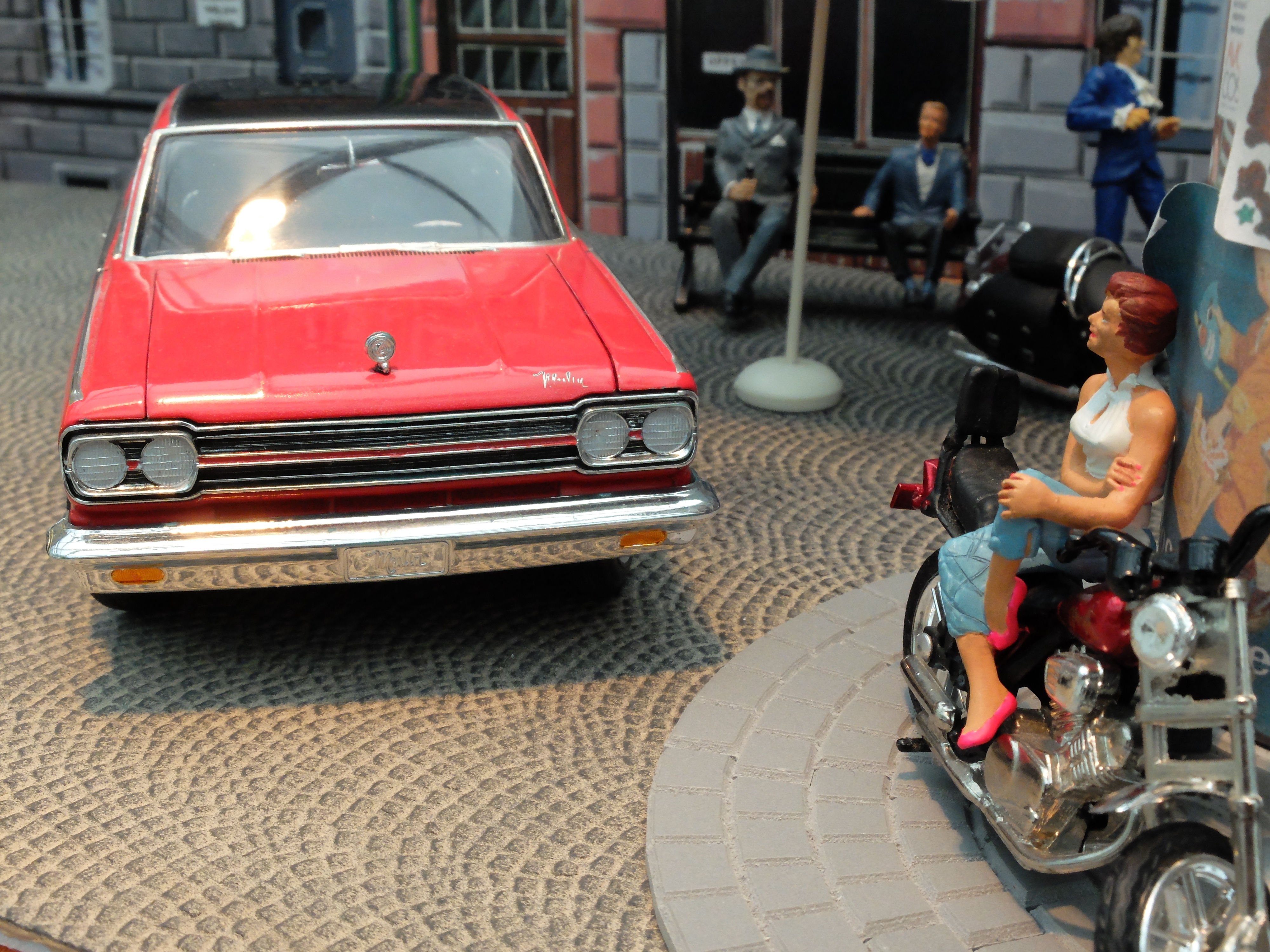Ein schicker "Schlitten" der die Aufmerksamkeit der Motorrad-Lady auf sich zieht.