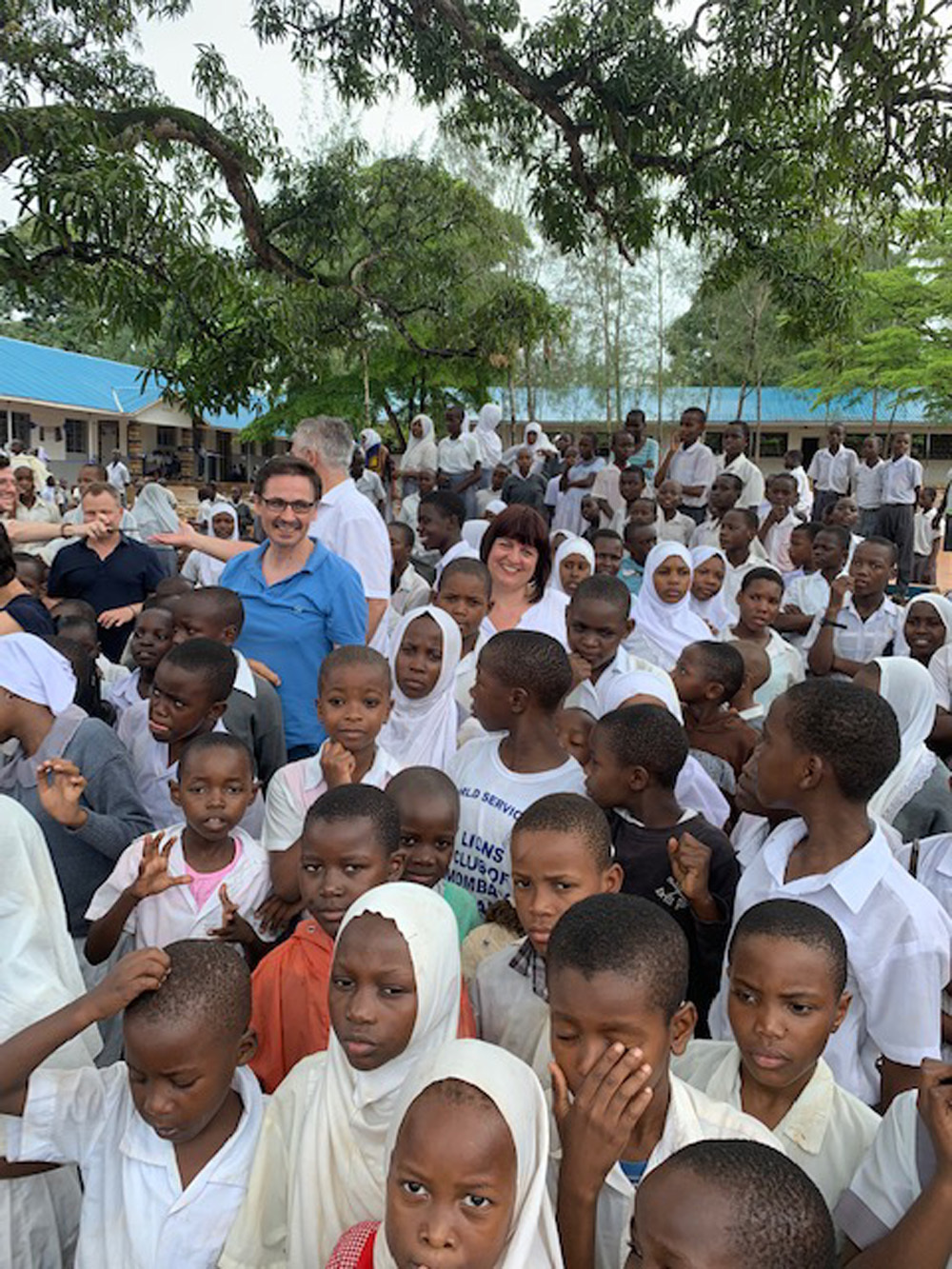 Teilnehmer der Derpart-Delegation inmitten der kenianischen Kinder und Jugendlichen