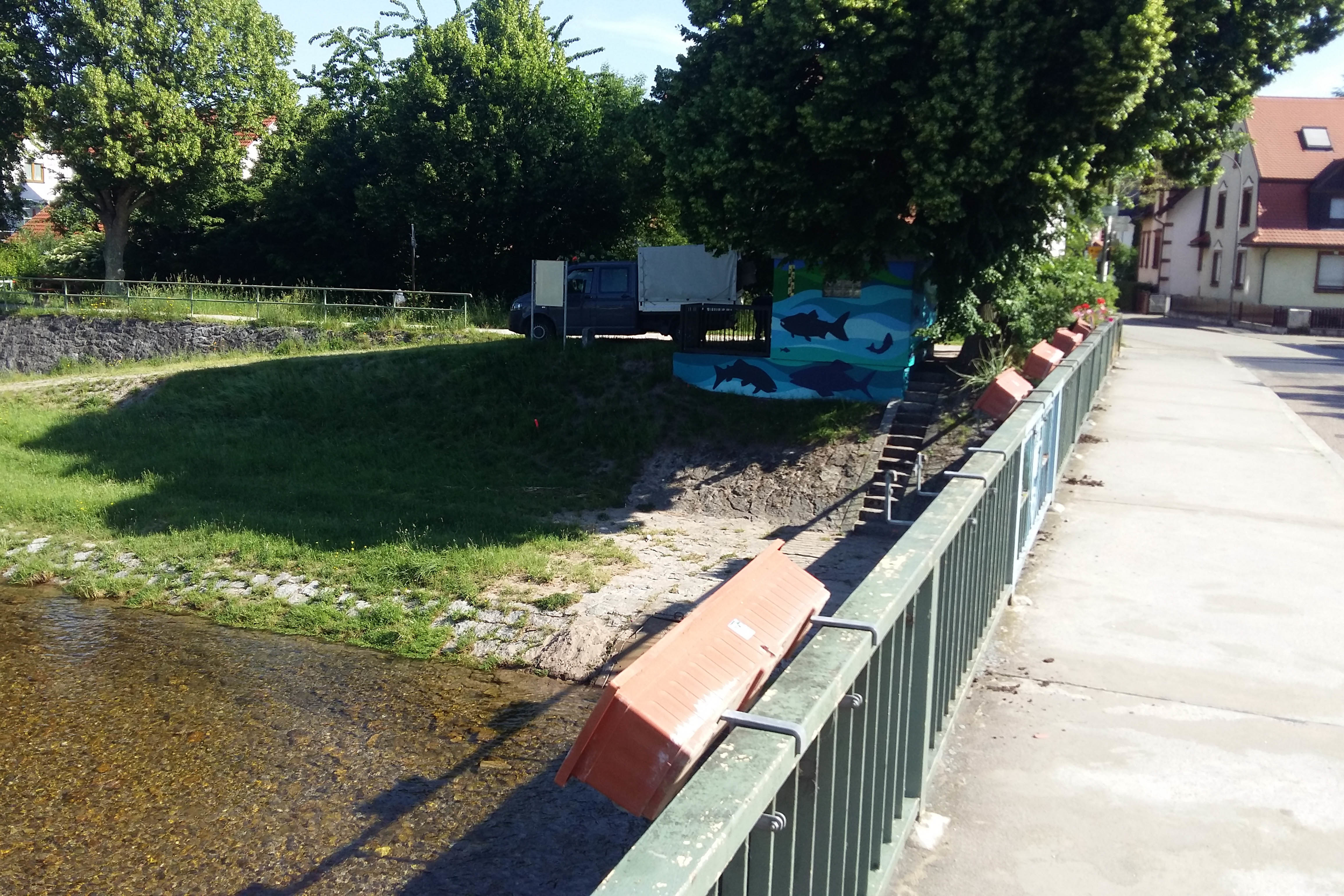 Vandalen haben den Blumenschmuck an der Draveil-Brücke entfernt.