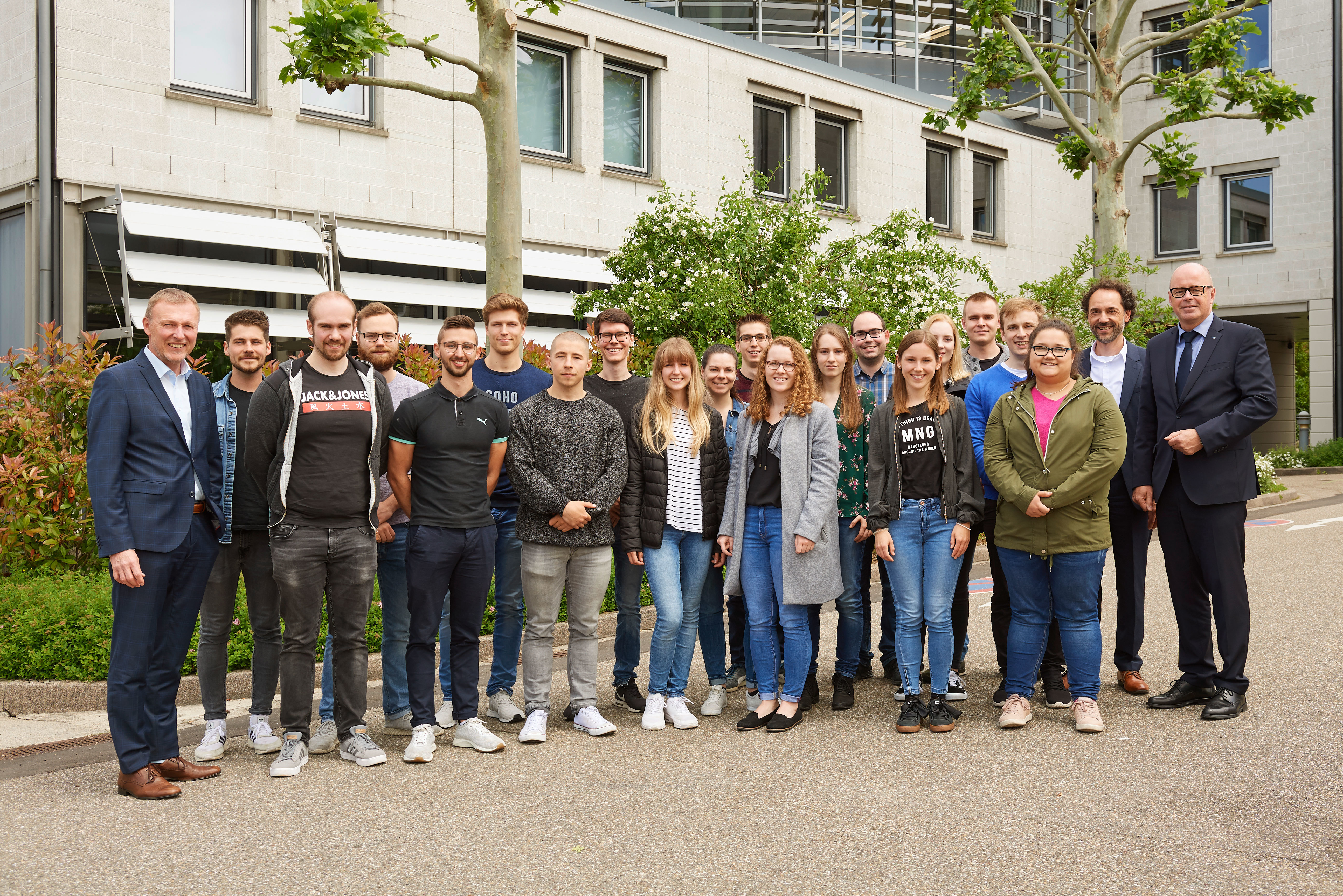 Vorstand Clemens Fritz und Direktor Firmenkunden Gerold Schulze freuen sich über das Interesse der Studenten der Hochschule Offenburg am Wissen ihrer Bank. Begleitet wurden sie Prof. Dr. rer. pol. Thomas Baumgärtler .