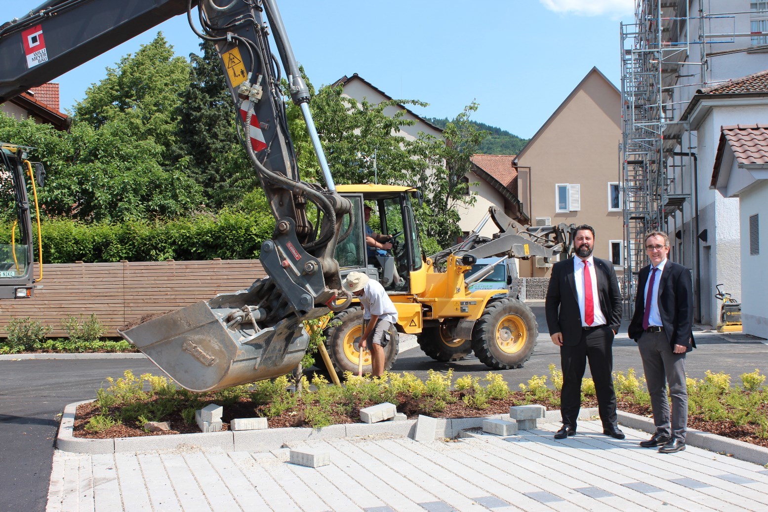 Bürgermeister Philipp Saar und Stadtbaumeister Clemens Hupfer bei den Restbauarbeiten
