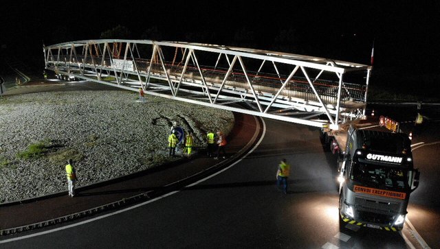 Die Brücke wird durch den Spezialtransporter in Position gebracht. | Foto: Gutmann