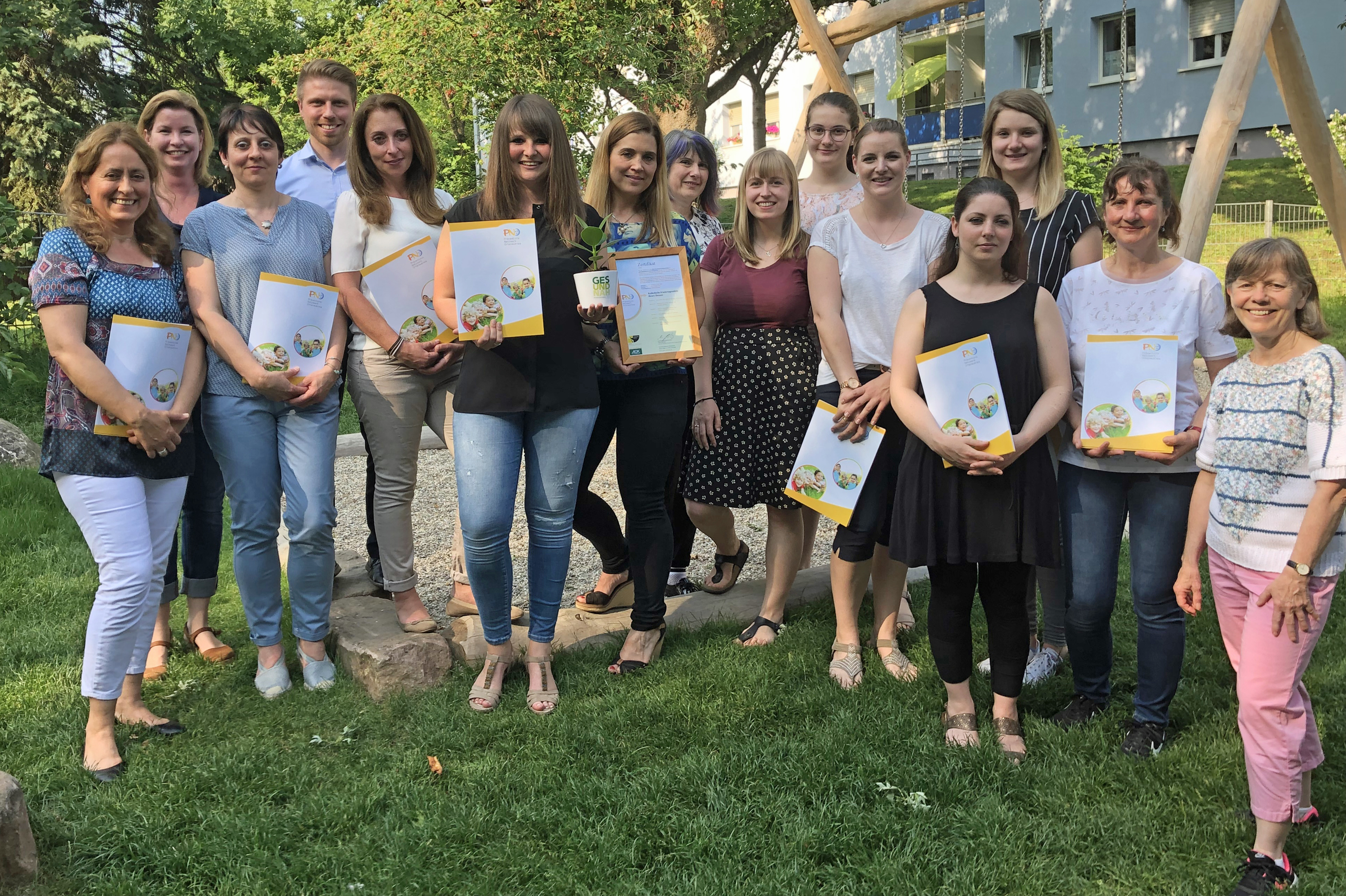 Über die Zertifikate des PNO freuten sich mit dem Team der Kindertageseinrichtung Henry Dunant: Prozessbegleiterin Melanie Reiche (2. v. l.), AOK-Vertreter Dominik Hertlein (4. v. l.), Einrichtungsleiterin Silva Peucker (7. v. l.), sowie Maja Hanser und Marisa Bruder vom PNO (6. und 7. v. r.)