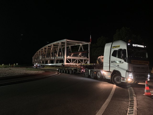 Das Entladen der Brücke beginnt. | Foto: Gutmann