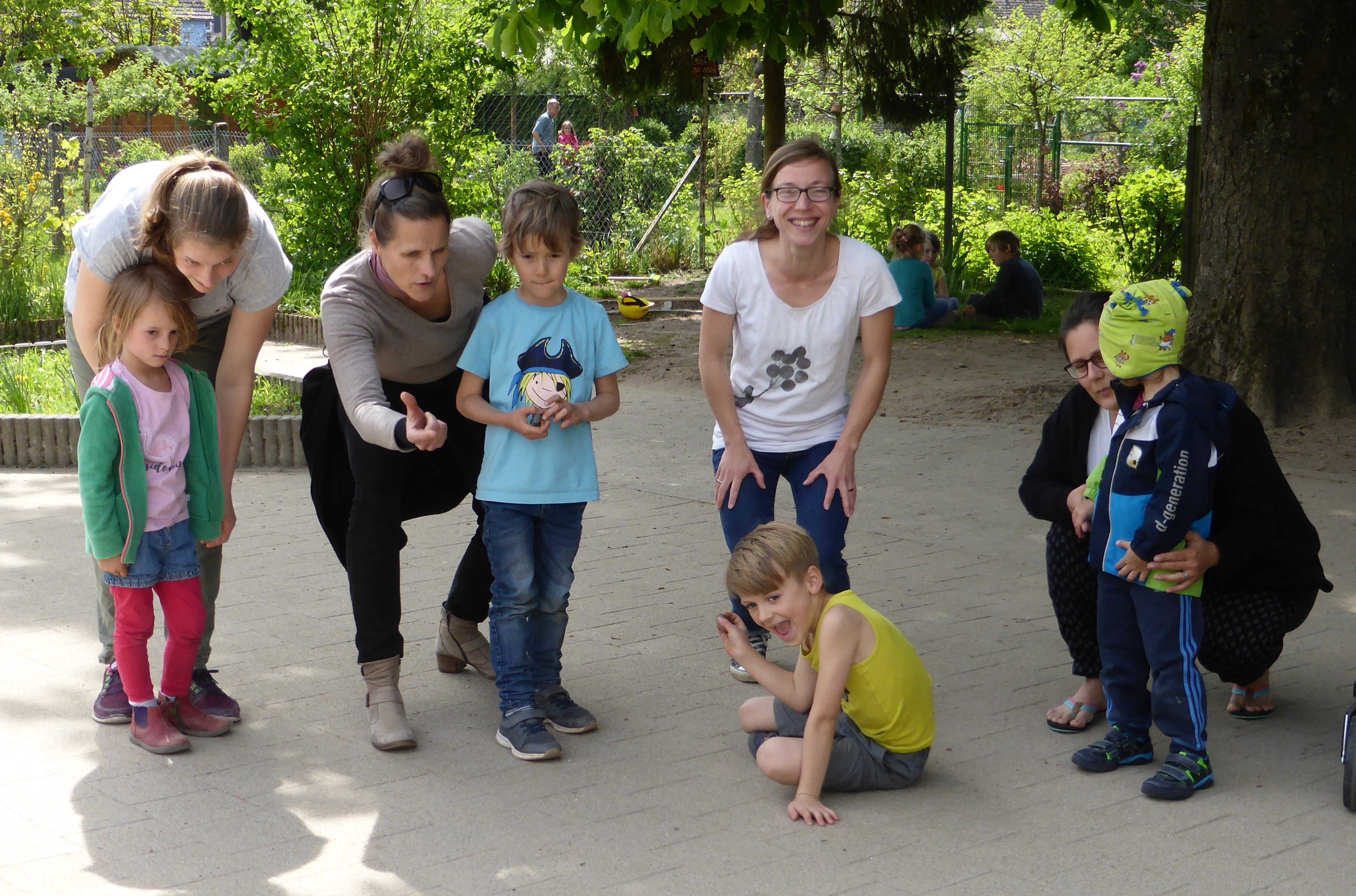 Eltern und Kinder der Kita Farbklecks in Hugsweier kommen mit viel Spaß beim gemeinsamen Spiel ins Gespräch