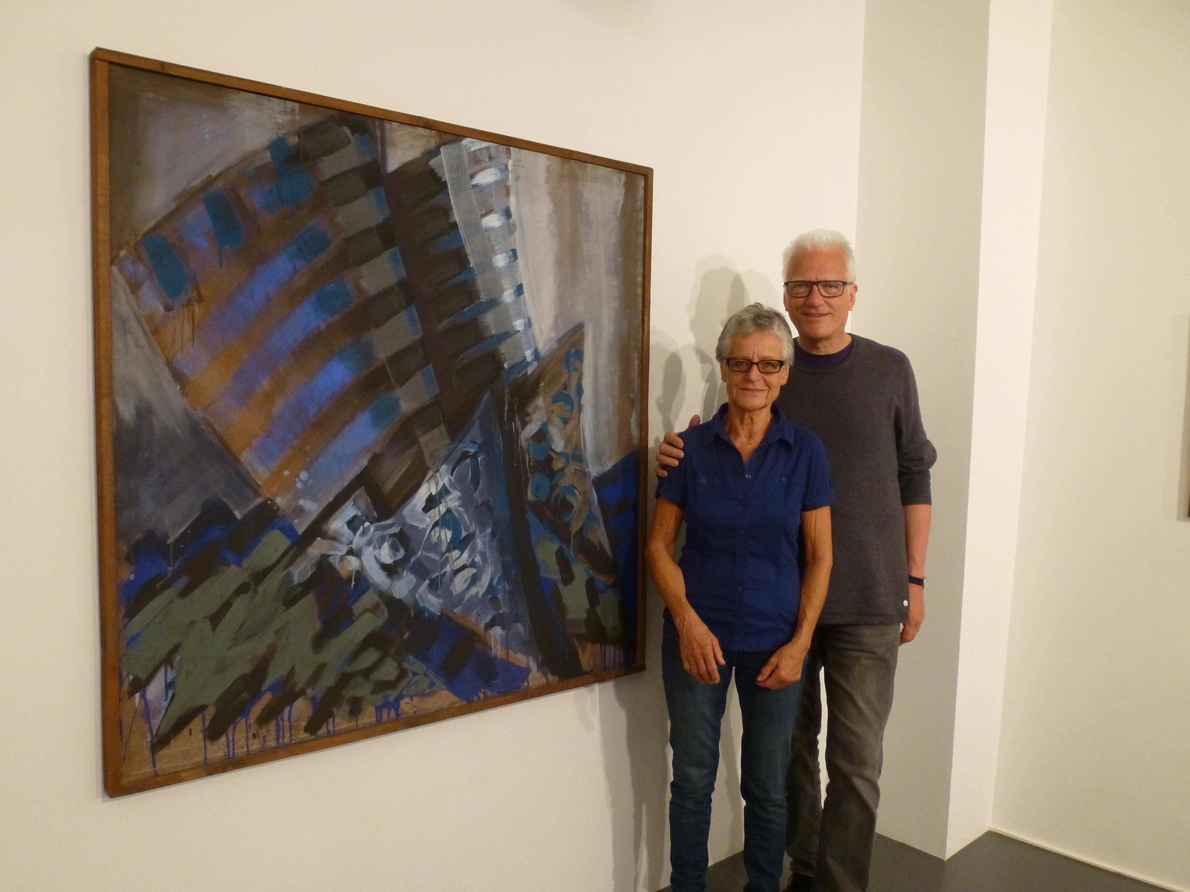 Franz Rothmunds Frau Ulla und Kurator Manfred Grommelt vor dem Bild "Beflügelt und schnell" in der Galerie im Alten Rathaus.