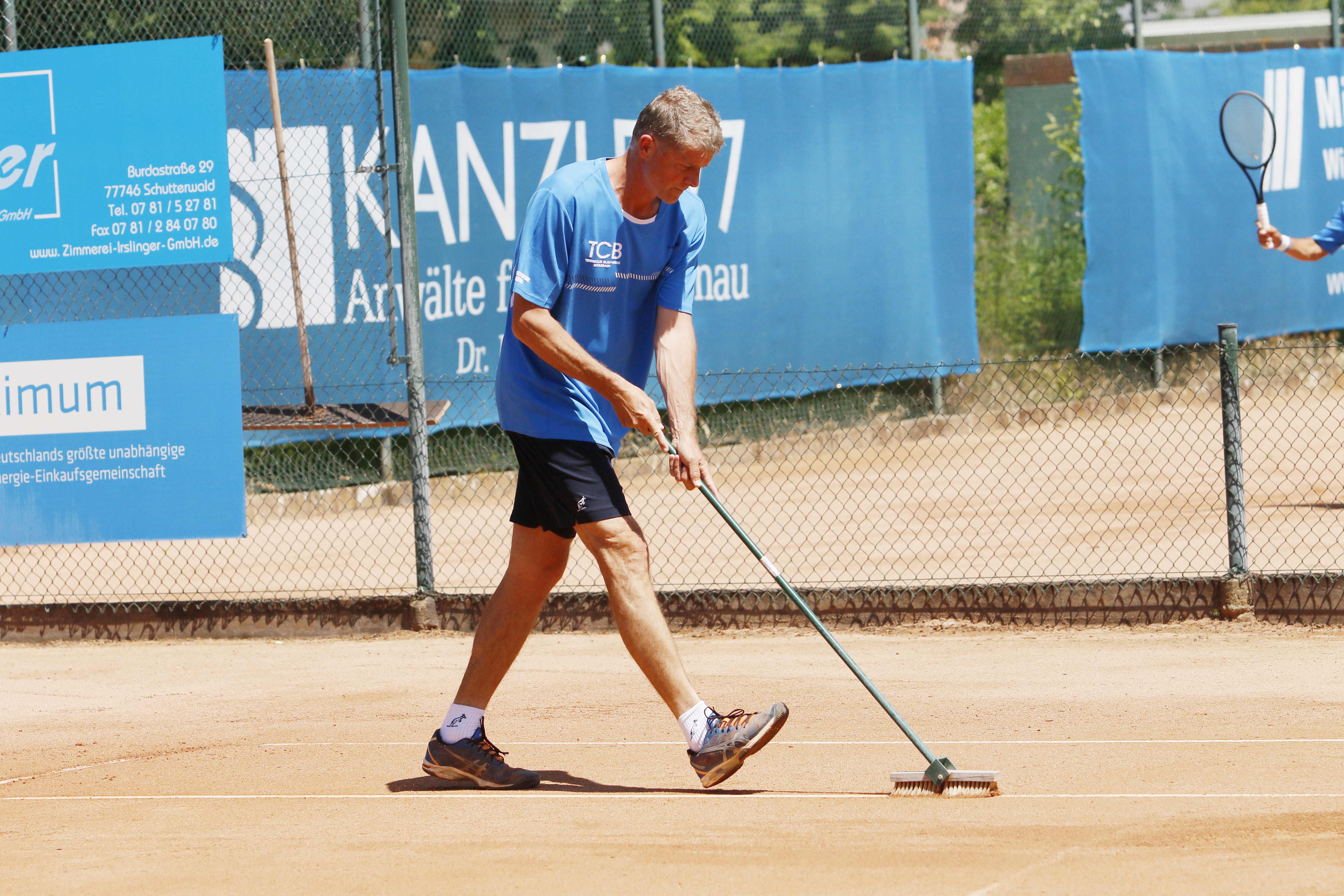 Auch ein Ex-Tennisprofi ist sich nicht zu schade, die Linien zu säubern: Jiri Nowak.