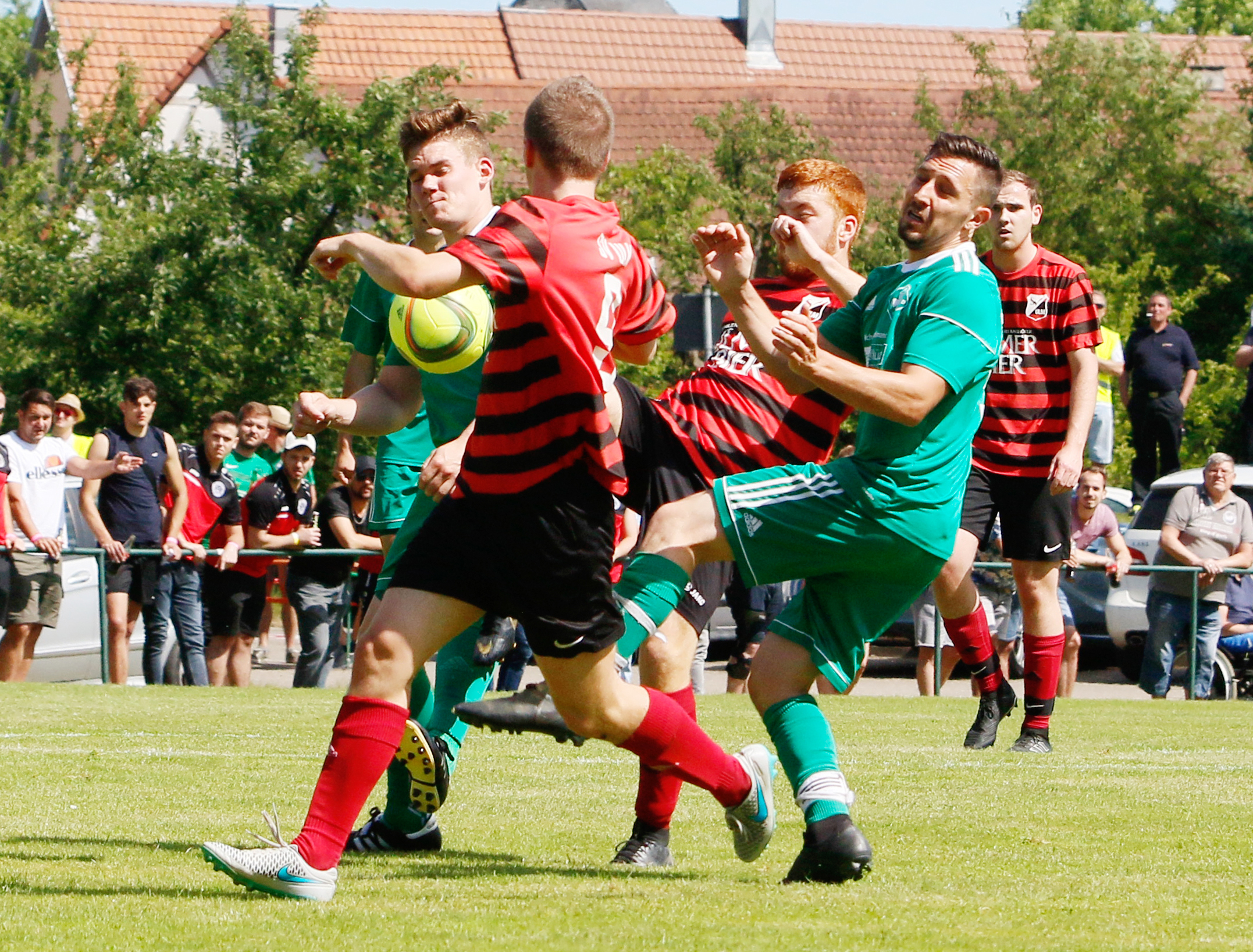 Spannende Szenen gab es gestern Nachmittag im Relegstionsspiel zwischen dem SV Diersheim (grünes Trikot) und dem SV Ulm.