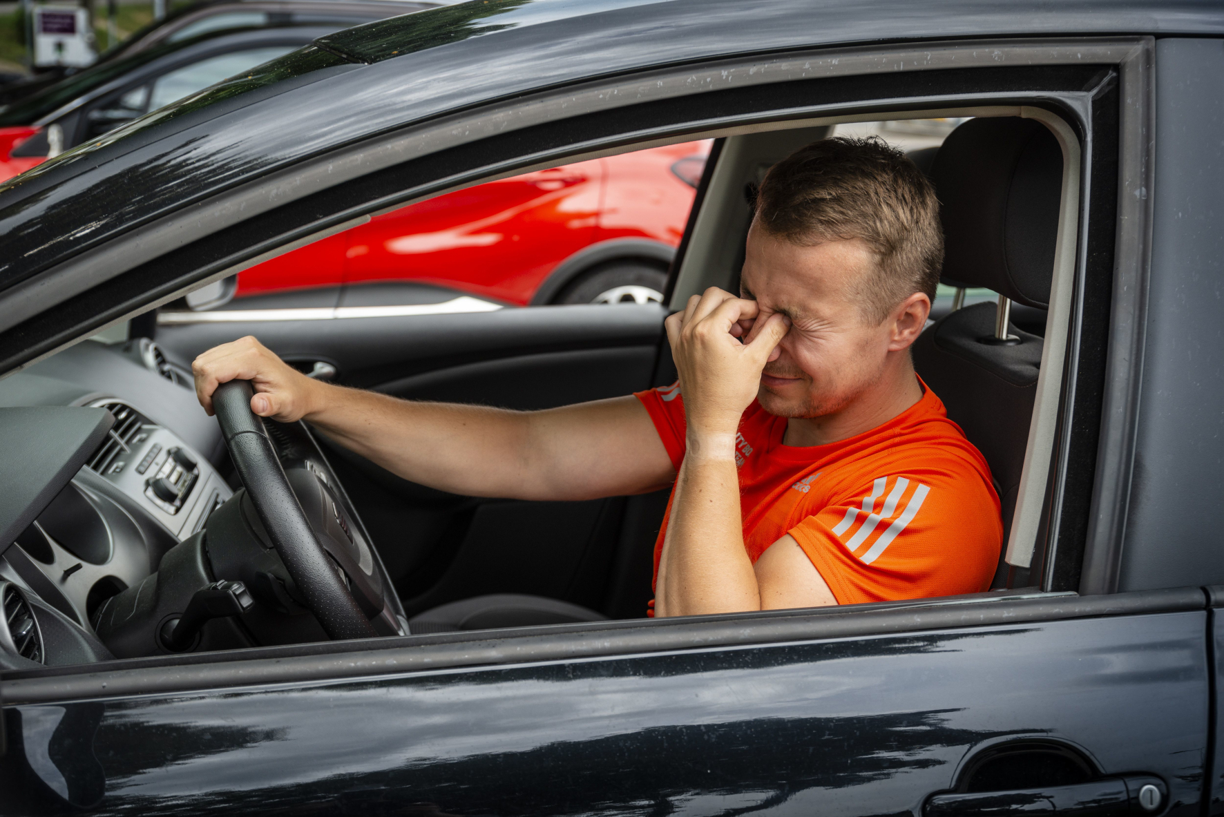 Wenn die Augen immer kleiner werden und anfangen zu brennen, wird es Zeit für eine Pause. Viele Autofahrer unterschätzen die Gefahr von Müdigkeit hinterm Steuer.
