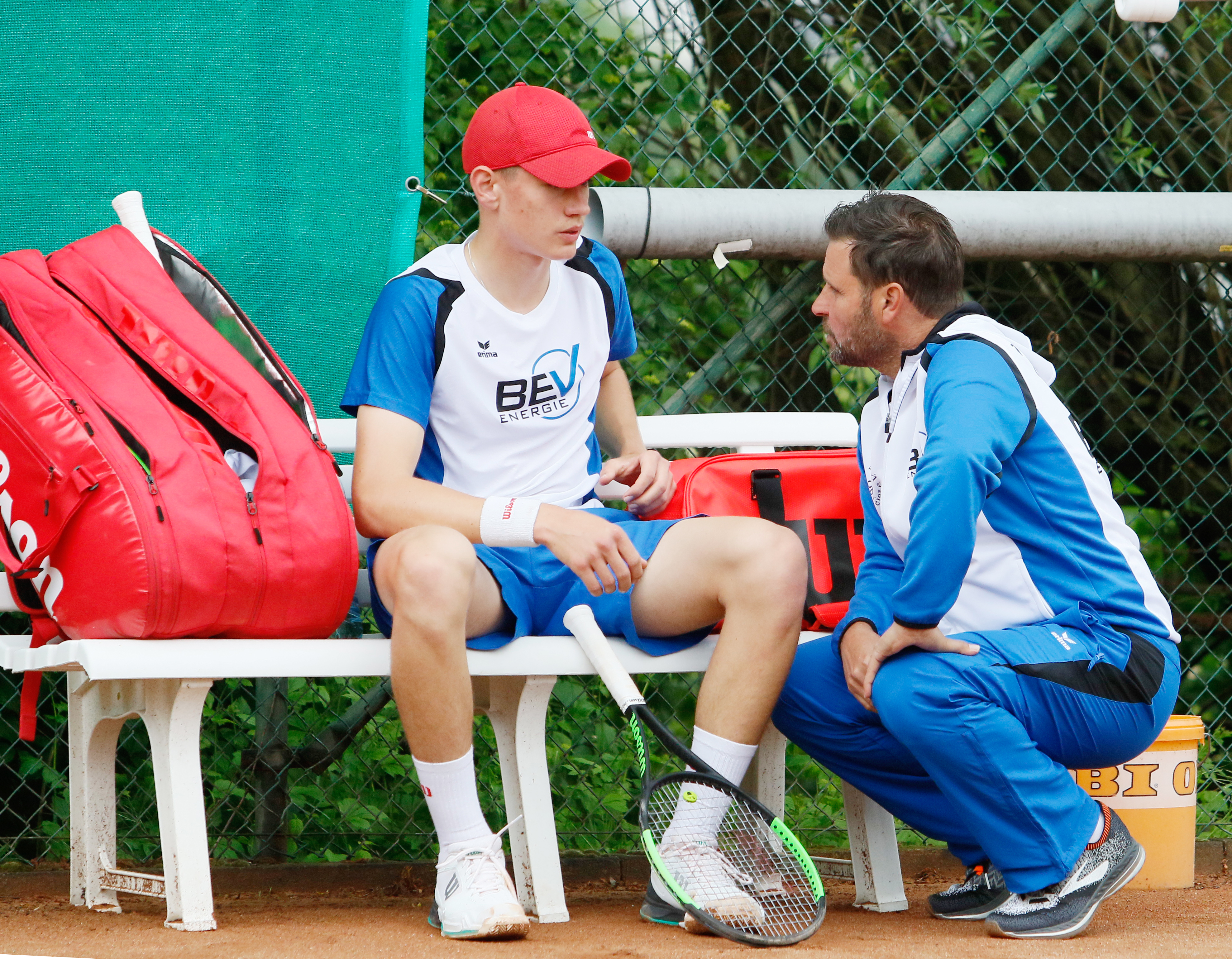 Hat immer gute Ratschläge für seine Jungs: Trainer Oliver Killeweit hier mit Zögling Andre Steinbach.