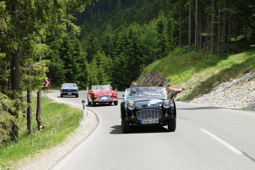 Rund 70 historische Automobile machen Halt in Achern.