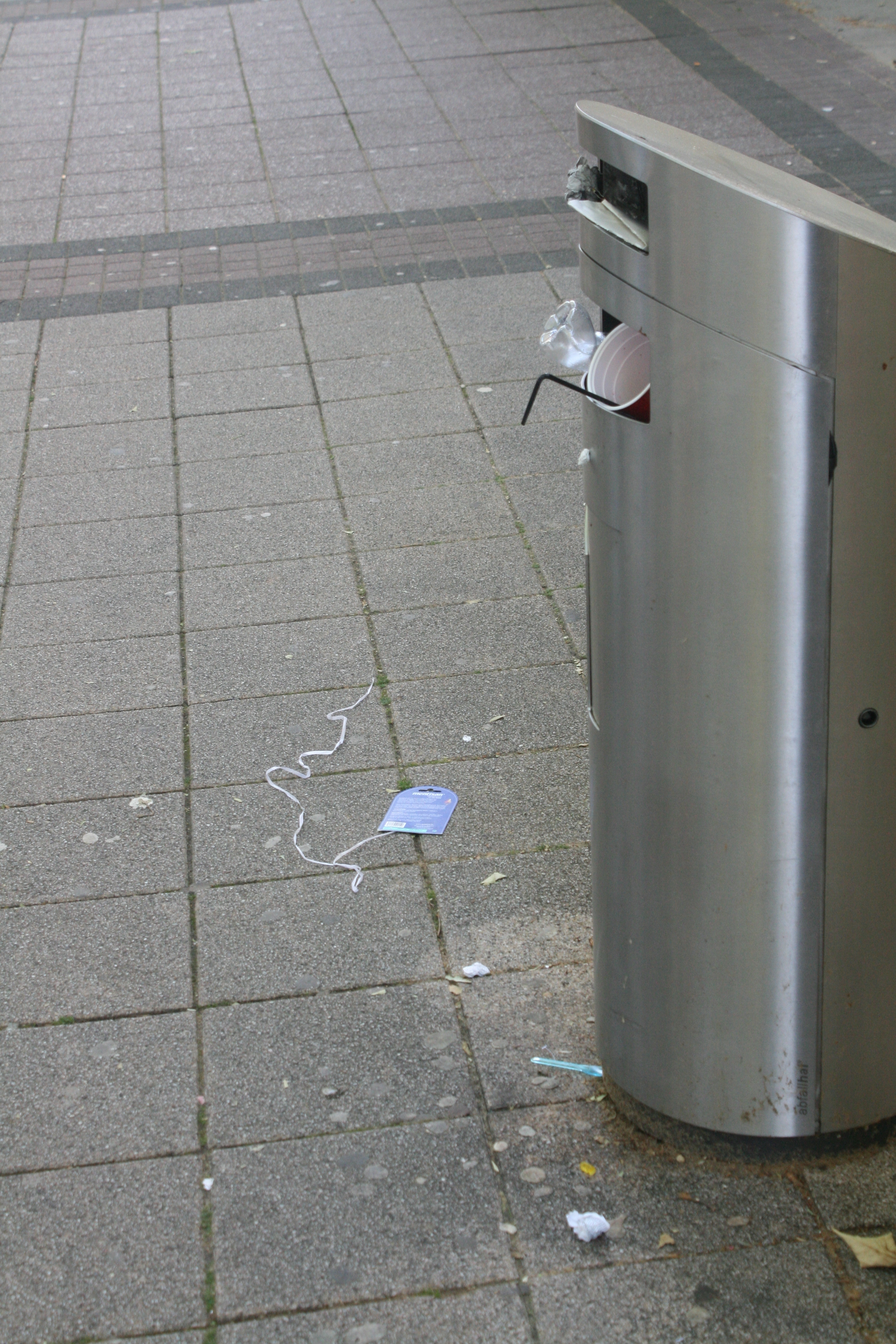 Ein Abfallbehälter im Stadtgebiet Kehl quillt über.