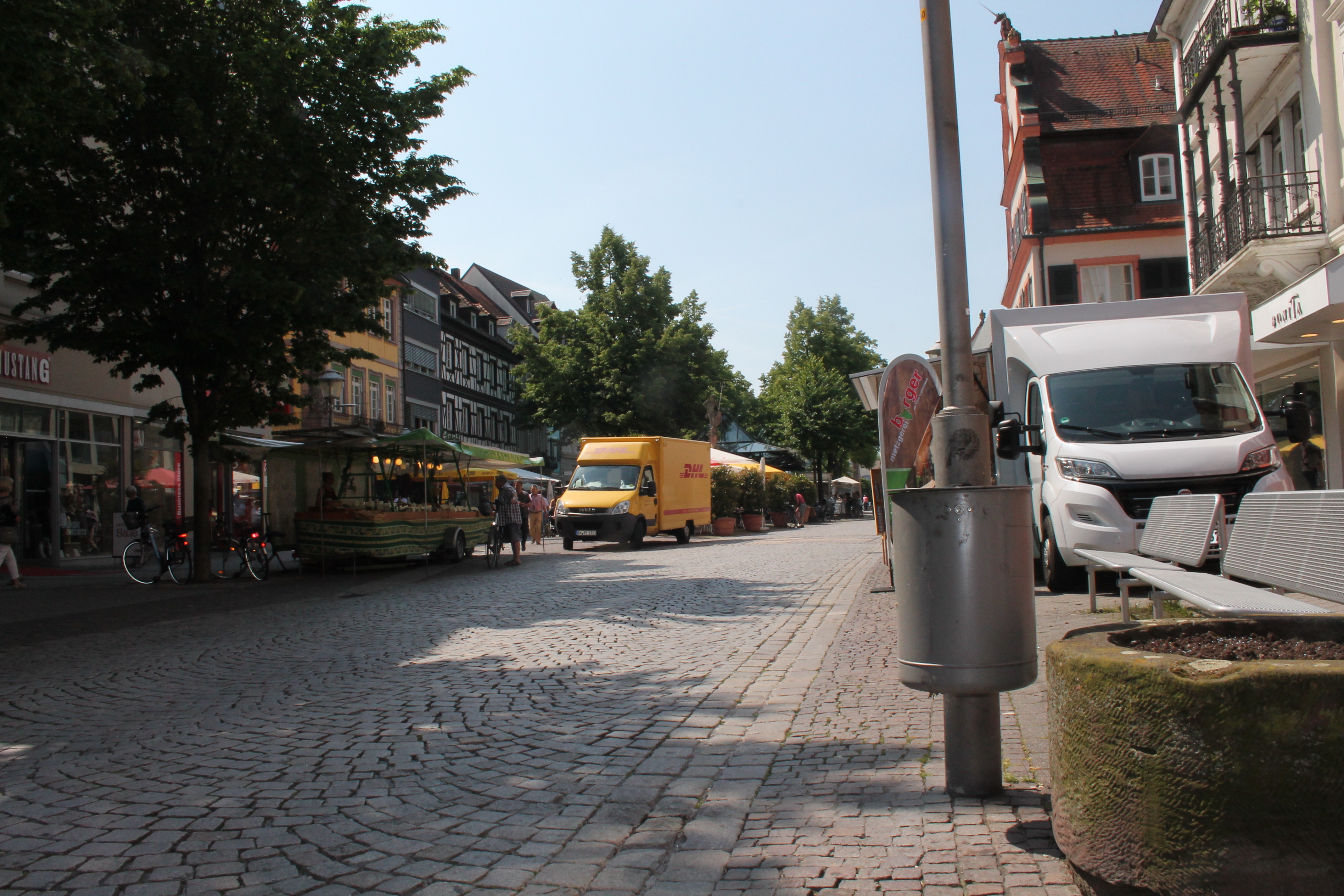 Bei den Sitzgelegenheiten in der Offenburger Innenstadt bietet sich die Möglichkeit, seinen Abfall zu entsorgen.