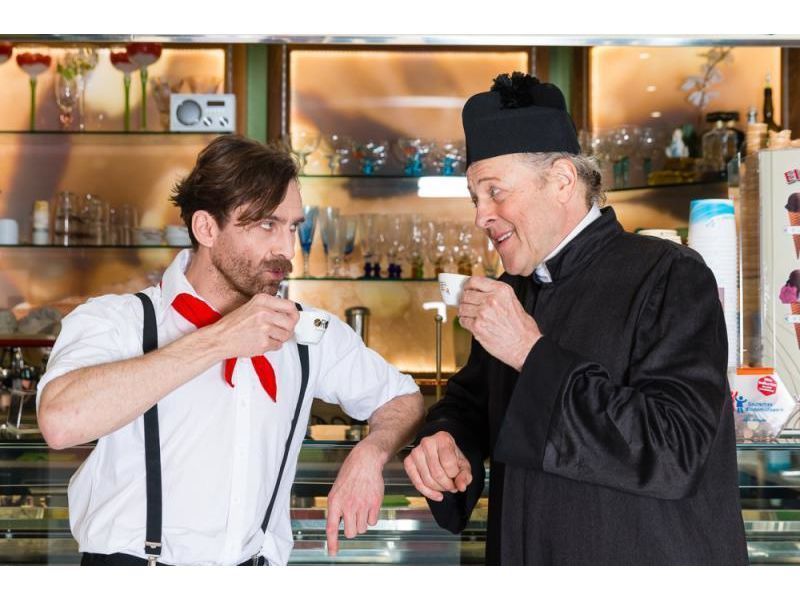 Bürgermeister Peppone und Pfarrer Don Camillo liefern sich einmalige Streitgespräche.