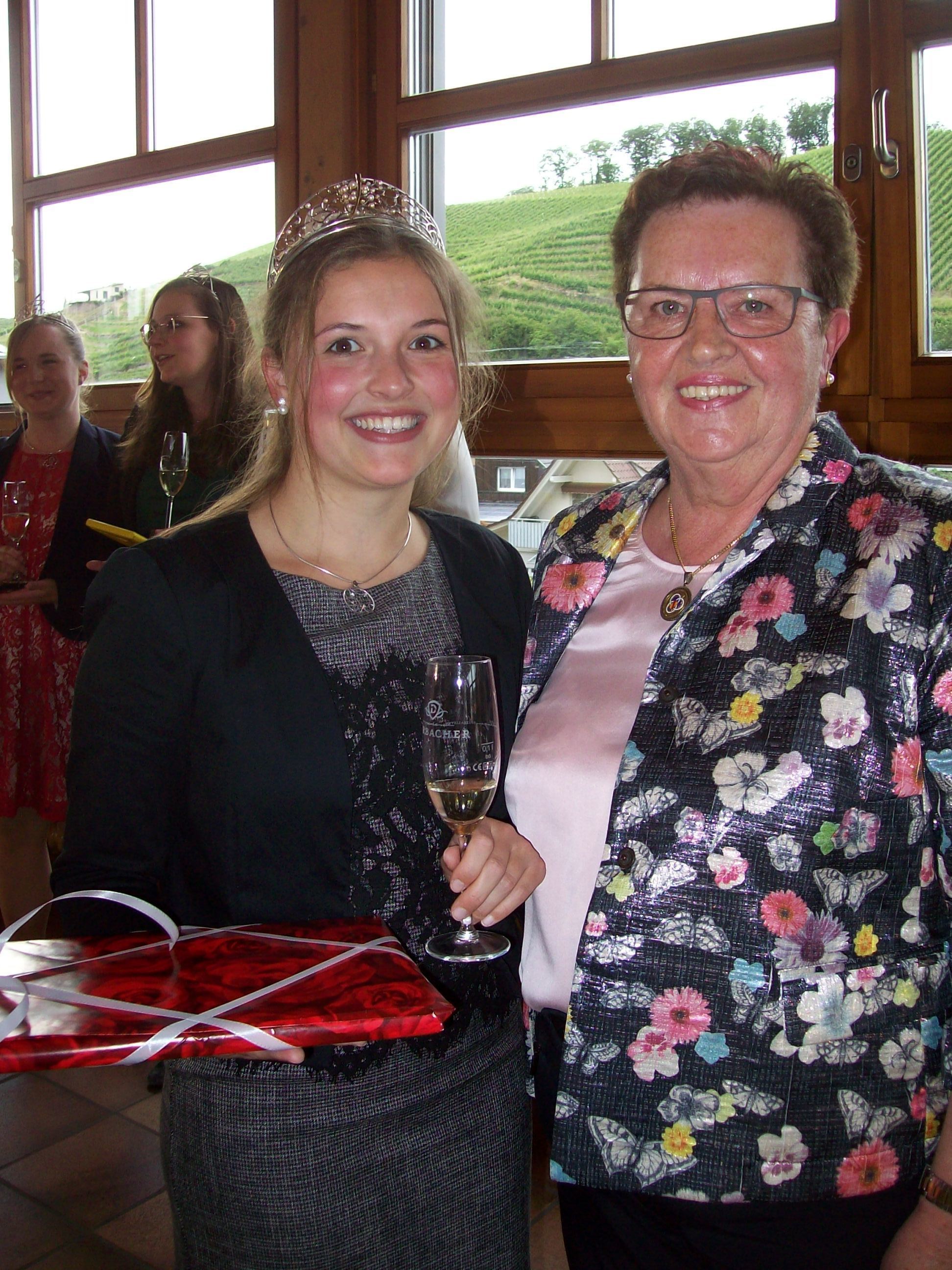 Sina Erdrich (links) und Friedel Müller, die letzte Badische Weinkönigin aus Durbach
