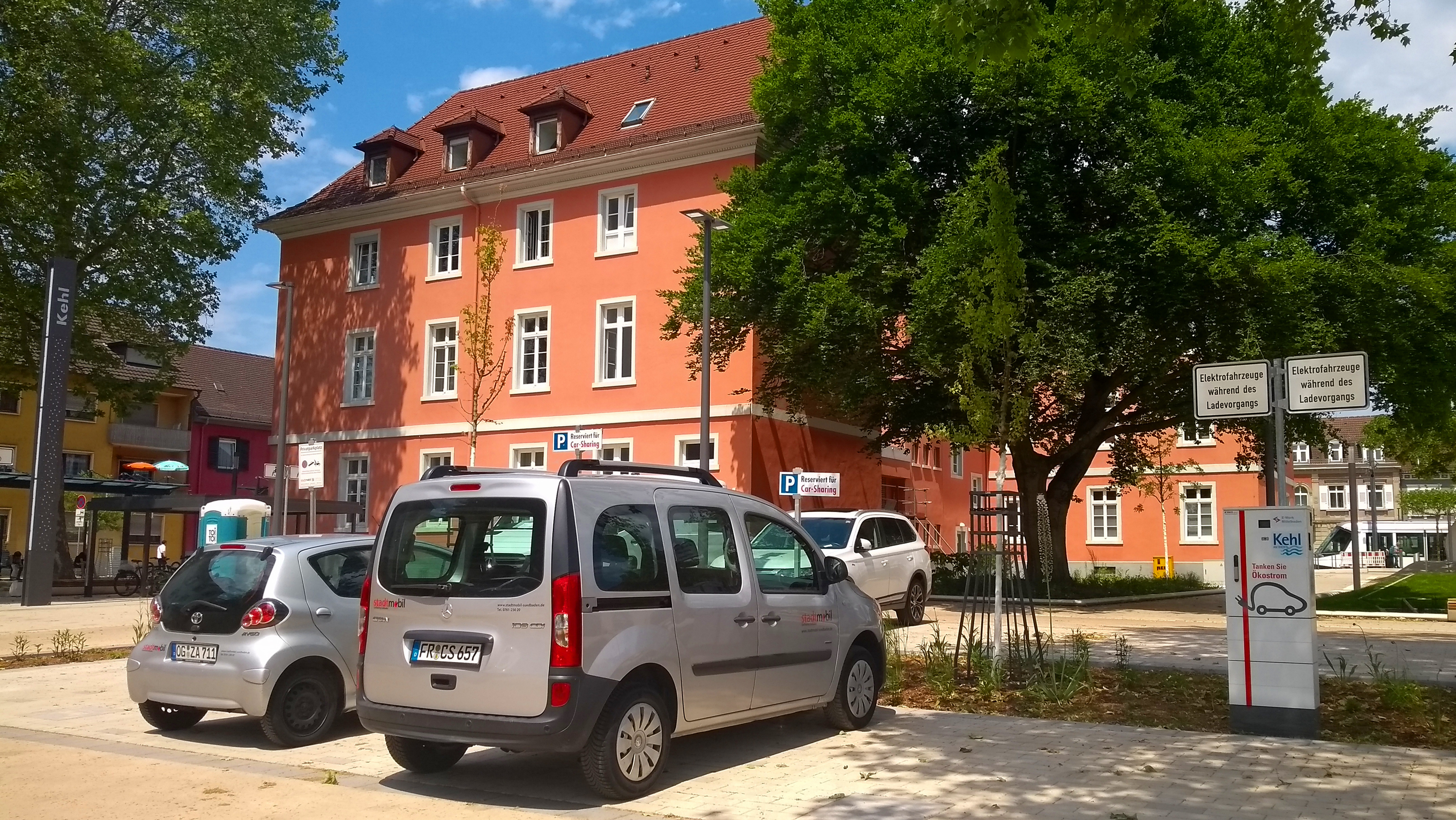 Der neue Carsharing-Parkplatz in Kehl neben der öffentlichen WC-Anlage auf dem Rathausplatz.