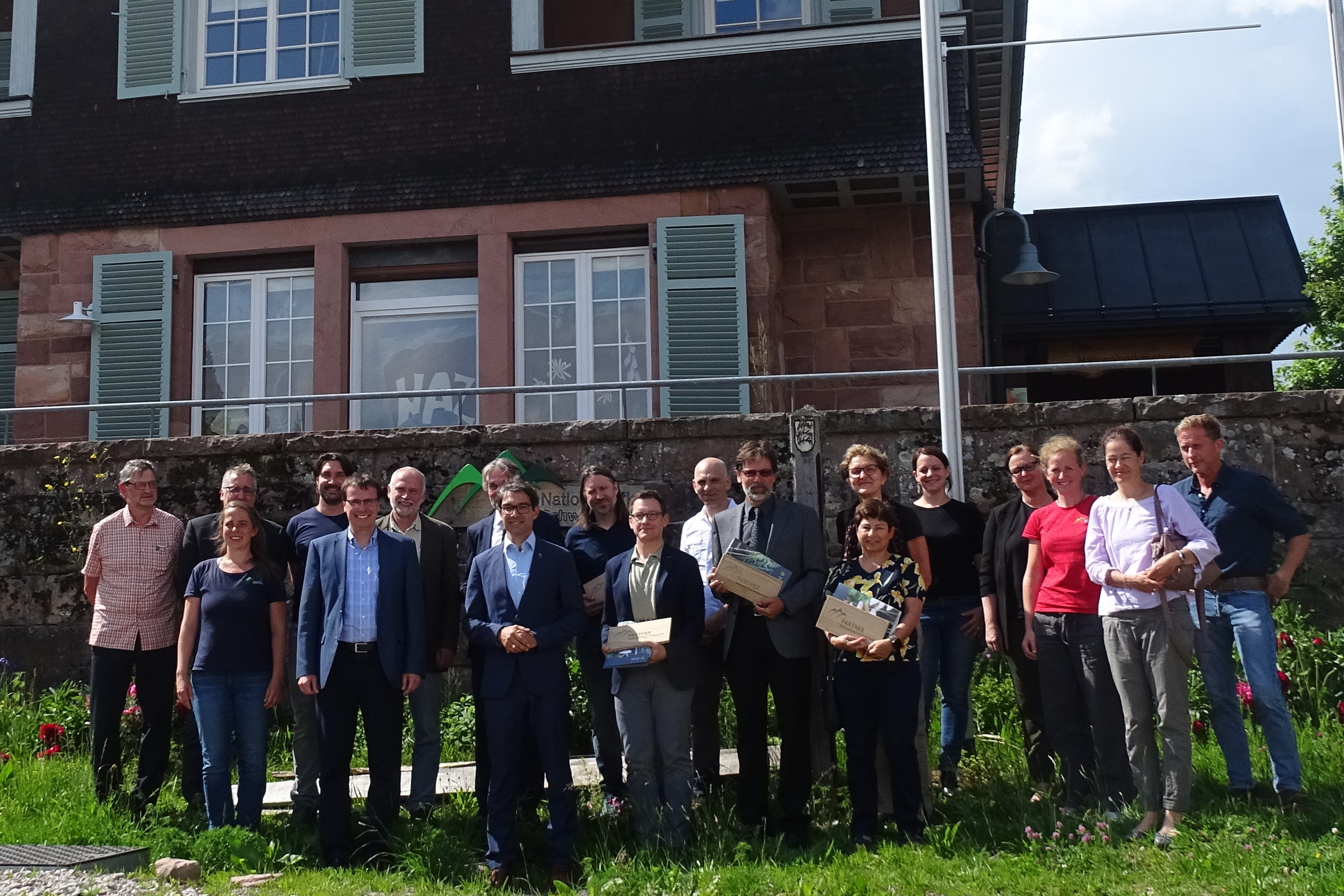 Vertreter des baden-württembergischen Kultusministeriums und des Umweltministeriums sowie Lehrer der Kooperationsschulen zu Besuch im Nationalpark Schwarzwald