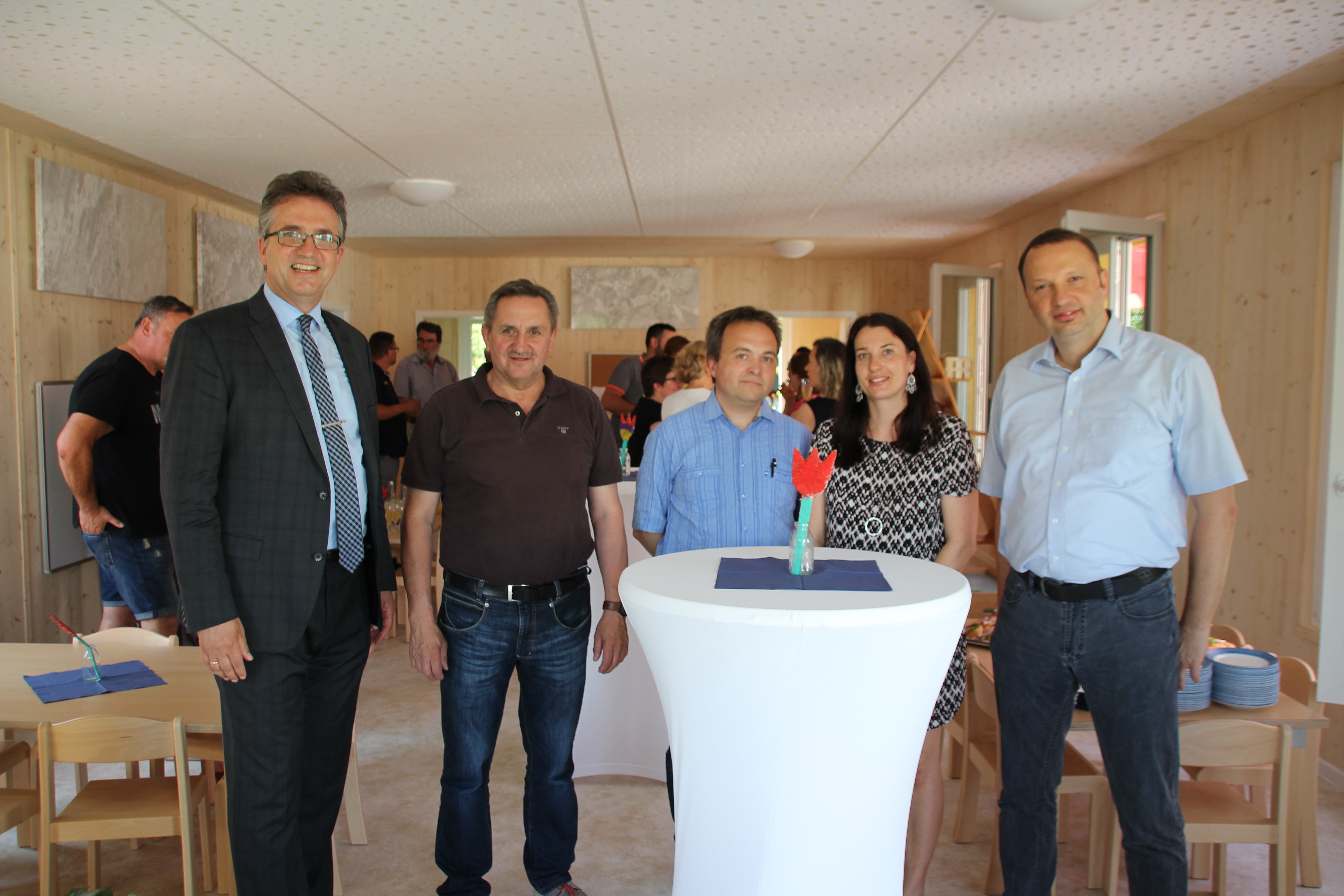 Bürgermeister Michael Welsche (v. l.), Bauamtsleiter Roland Mündel, Andreas Fien vom städtischen Bauamt, Kindergartenleiterin Sandra Hoferer-Keller und Hauptamtsleiter Thomas Bantel bei der Besichtigung des neuen Modulgebäudes beim Kindergarten in der Schwimmbadstraße in Freistett