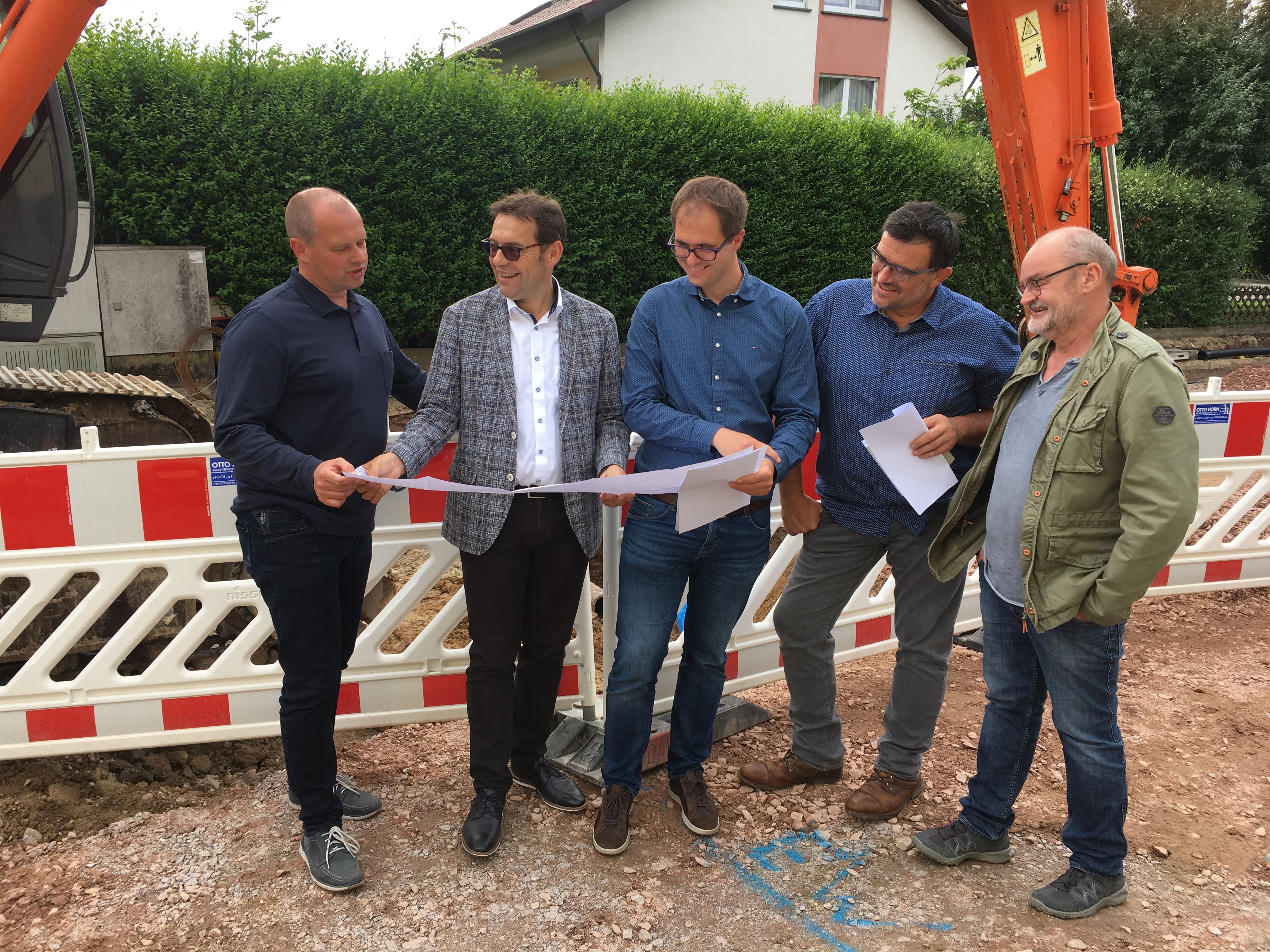 Michael Kaiser, Abteilungsleiter Tiefbau Ingenieurbüro RS Achern, Oberbürgermeister Klaus Muttach, Matej Kampl, Bauleitung Ingenieurbüro RS Achern, Thomas Eckstein, Projektleiter Stadt Achern, und Frank Horn, Geschäftsführer Firma Otto Horn Ottenhöfen (v. l.)
