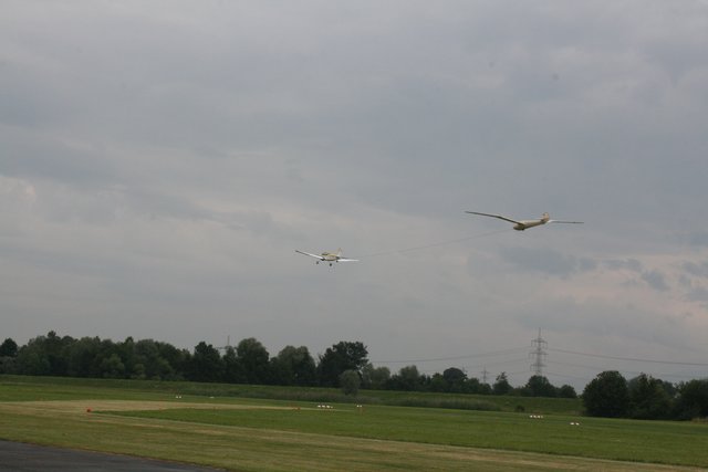 Der Motorflieger schleppt den Segelflieger in Luft, bevor er von der Leine gelassen wird. | Foto: rek