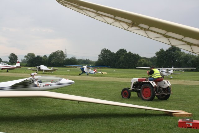 Reger Betrieb in der Luft und am Boden am Flugplatz in Kehl: Schlepper warten auf die landenden Segelflieger. | Foto: rek